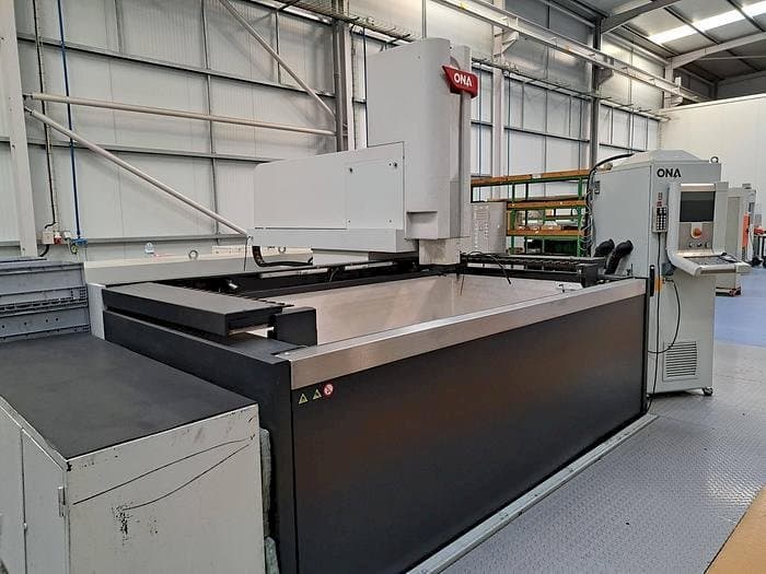 Mašīnas ONA QX8 B1 L  pretskats