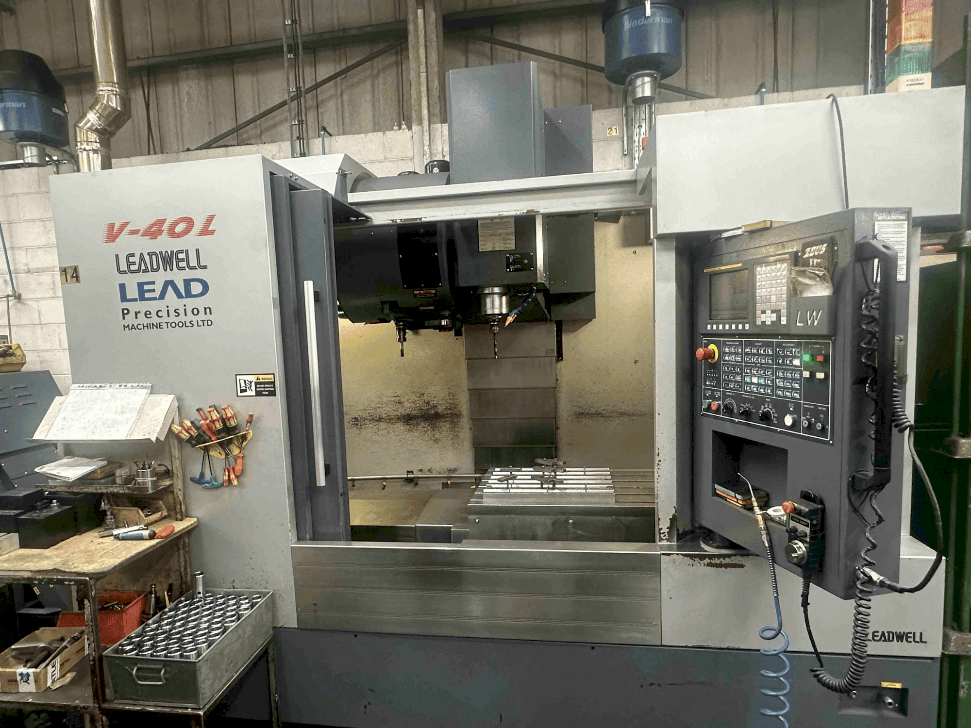 Mašīnas Leadwell V-40L  pretskats