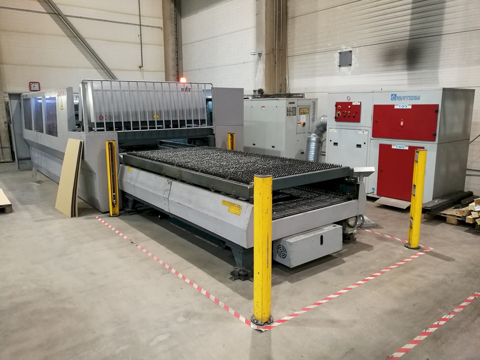 Mašīnas Durma HDL 3015 kreisās malas  skats