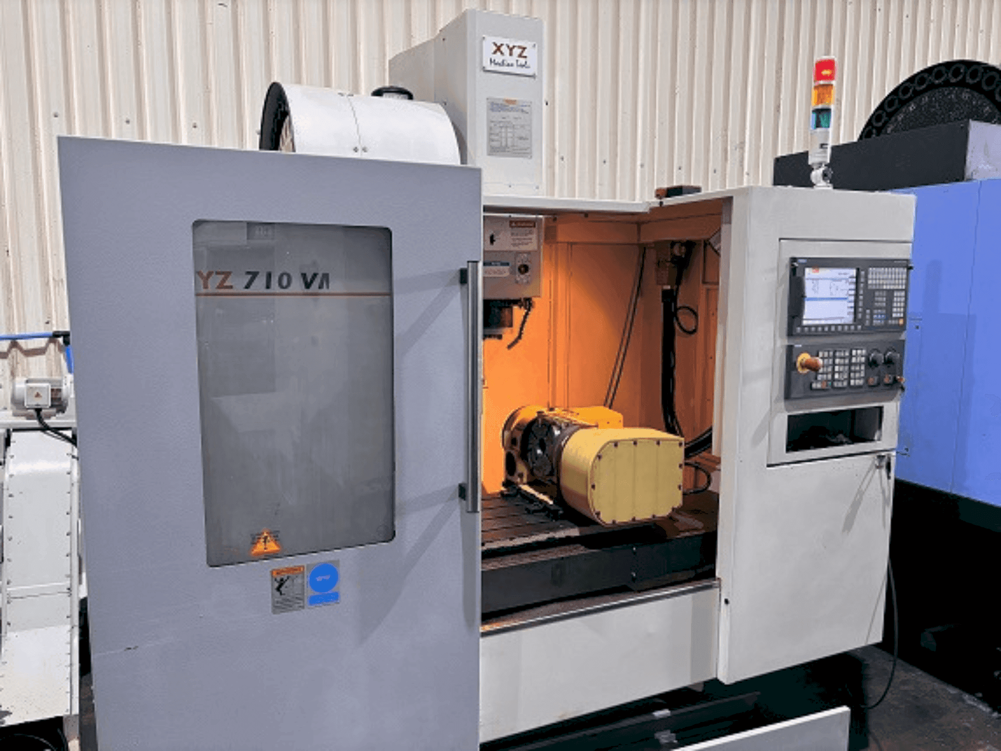 Mašīnas XYZ 710 VMC  pretskats