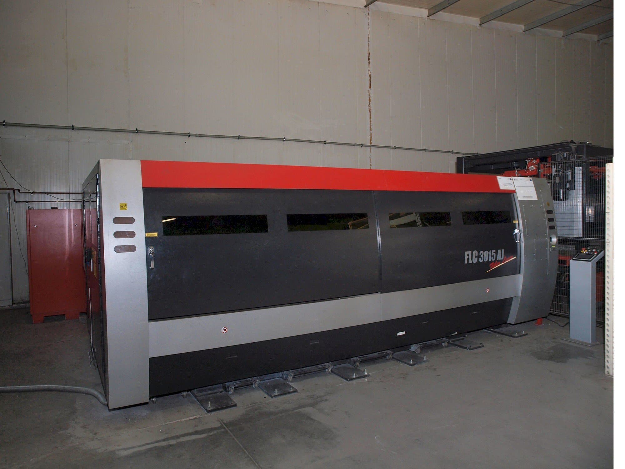 Mašīnas AMADA LC-3015 AJ 2kW Fiber laser  pretskats