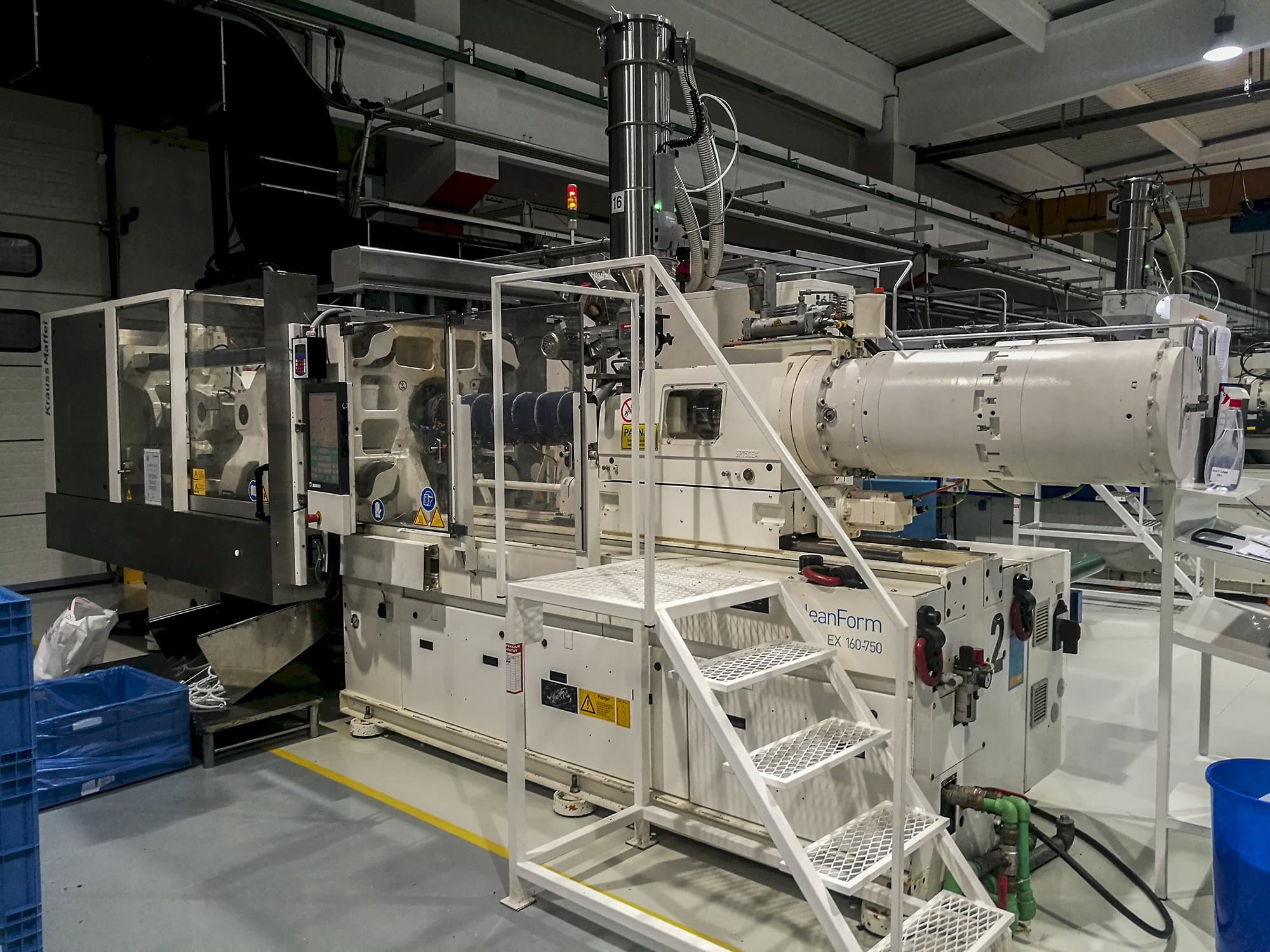 Mašīnas Krauss Maffei 160-750 EX skats  no labās puses