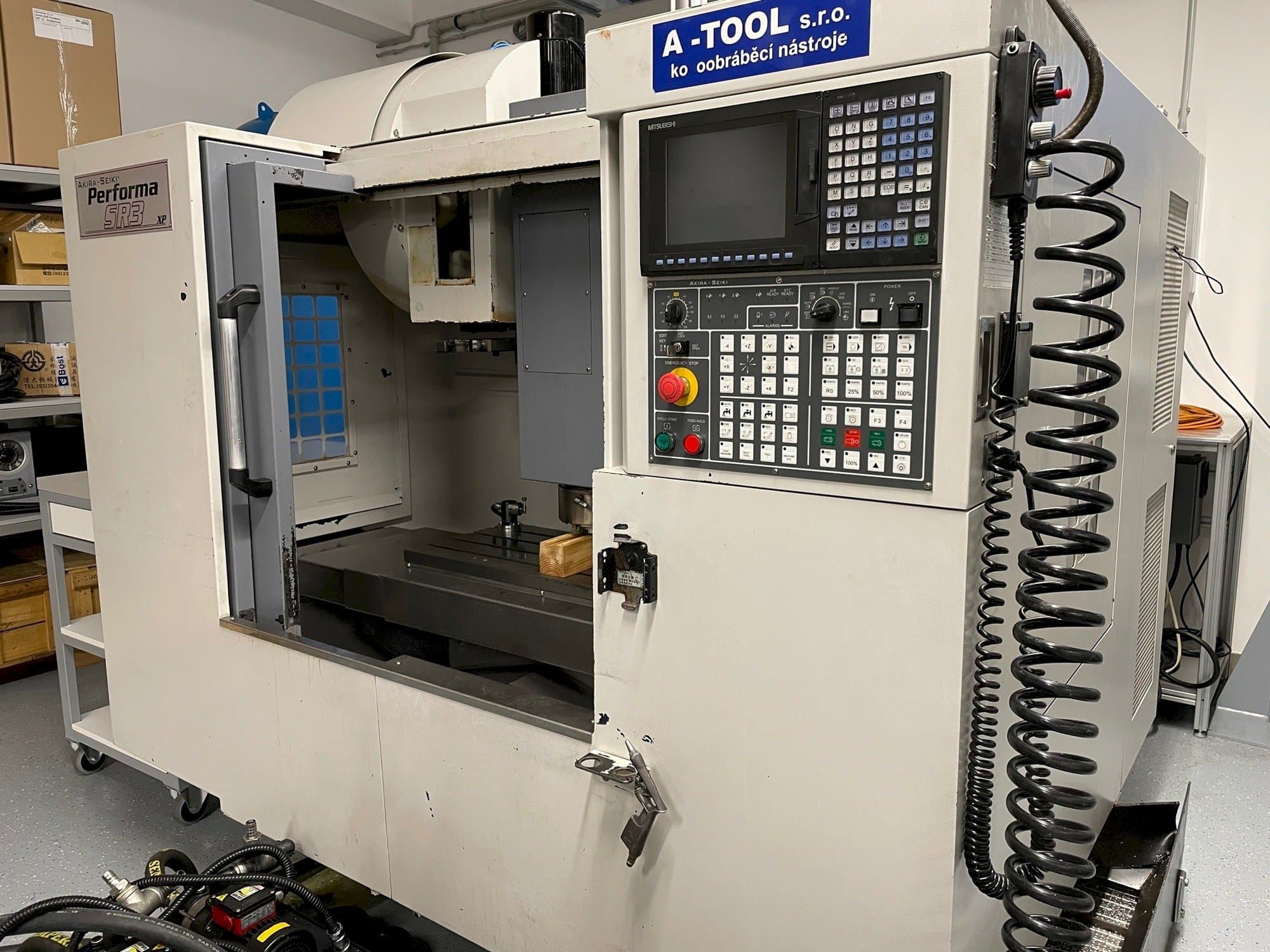 Mašīnas Akira Seiki SR3XP  pretskats