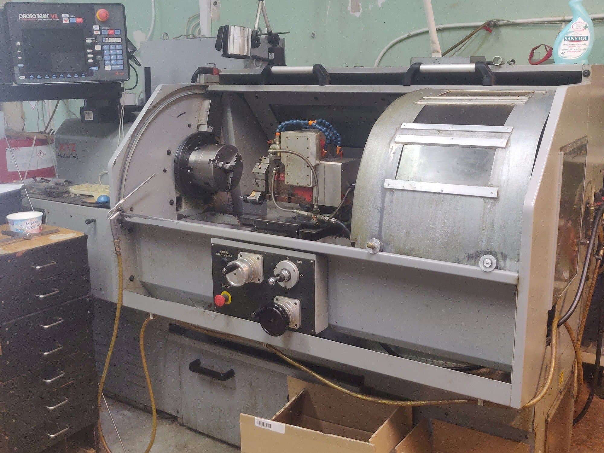 Mašīnas XYZ VL355 kreisās malas  skats