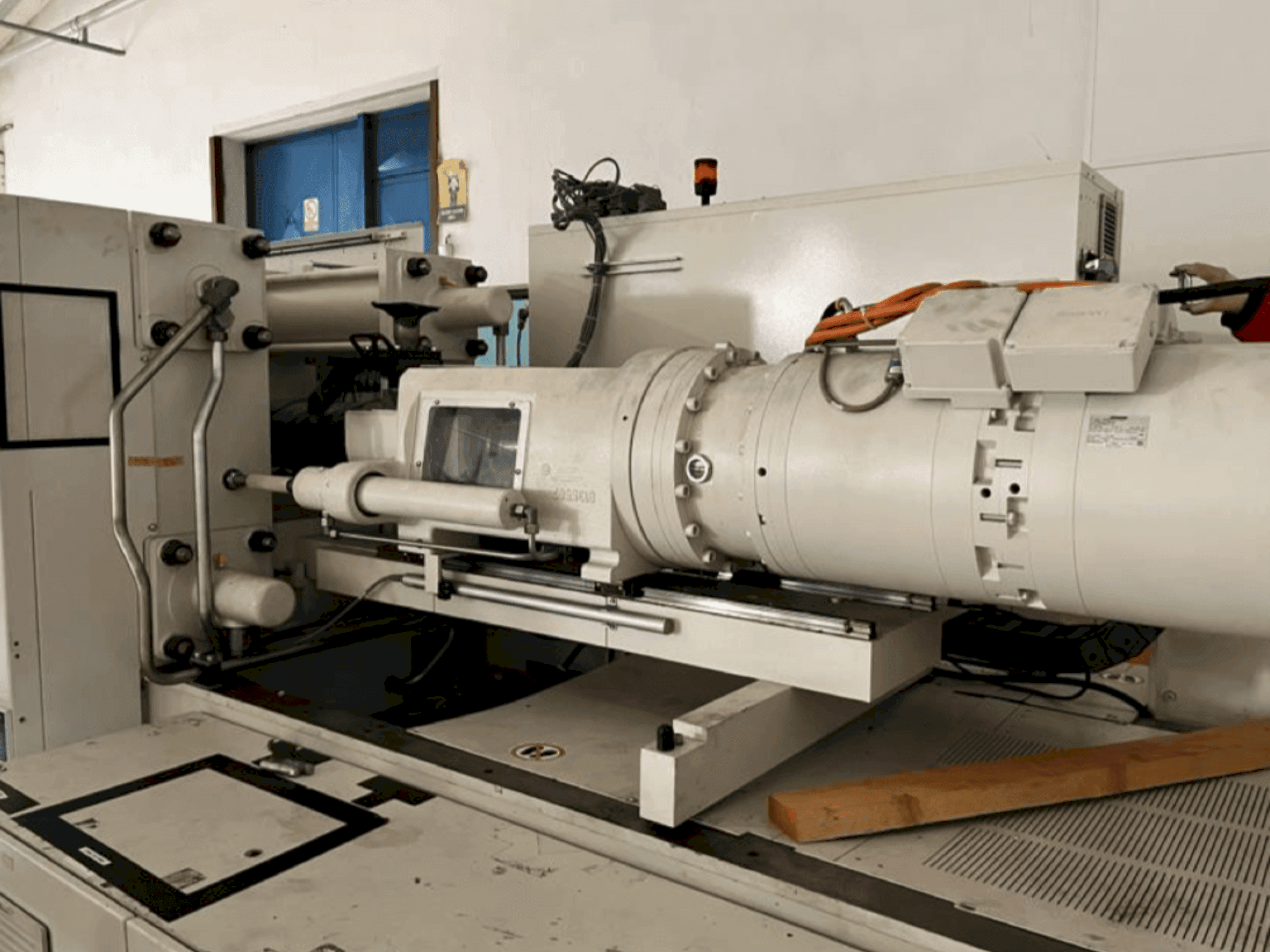 Mašīnas Krauss Maffei 200-750 CX  pretskats