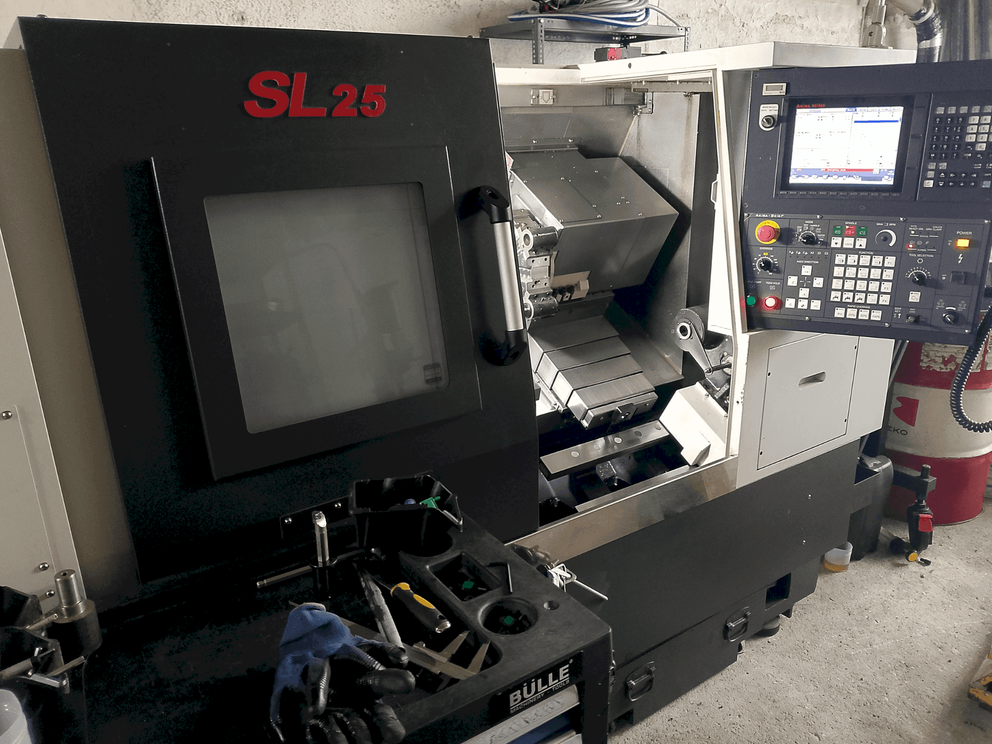 Mašīnas Akira Seiki SL 25  pretskats