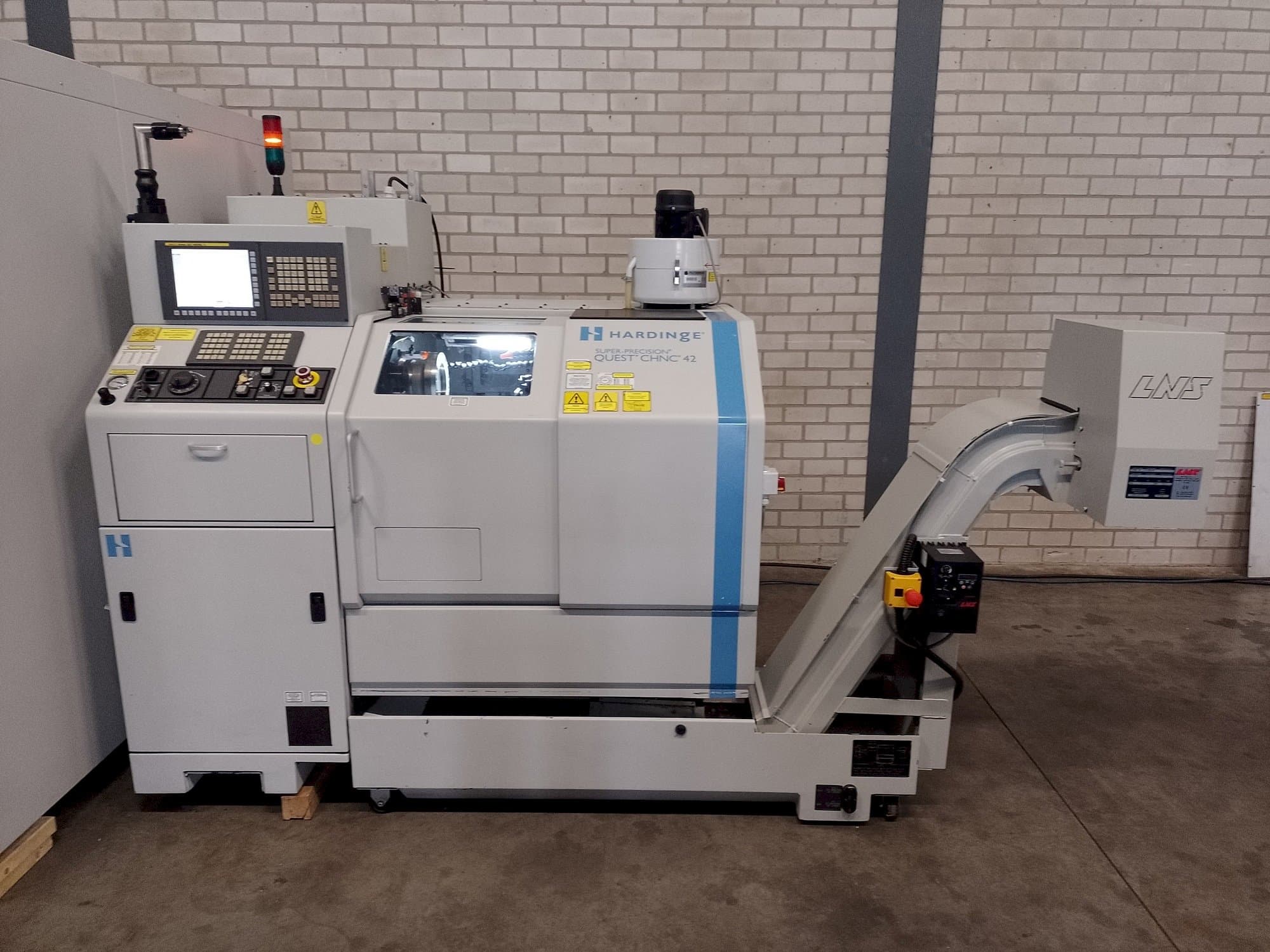 Mašīnas HARDINGE Quest chnc 42  pretskats