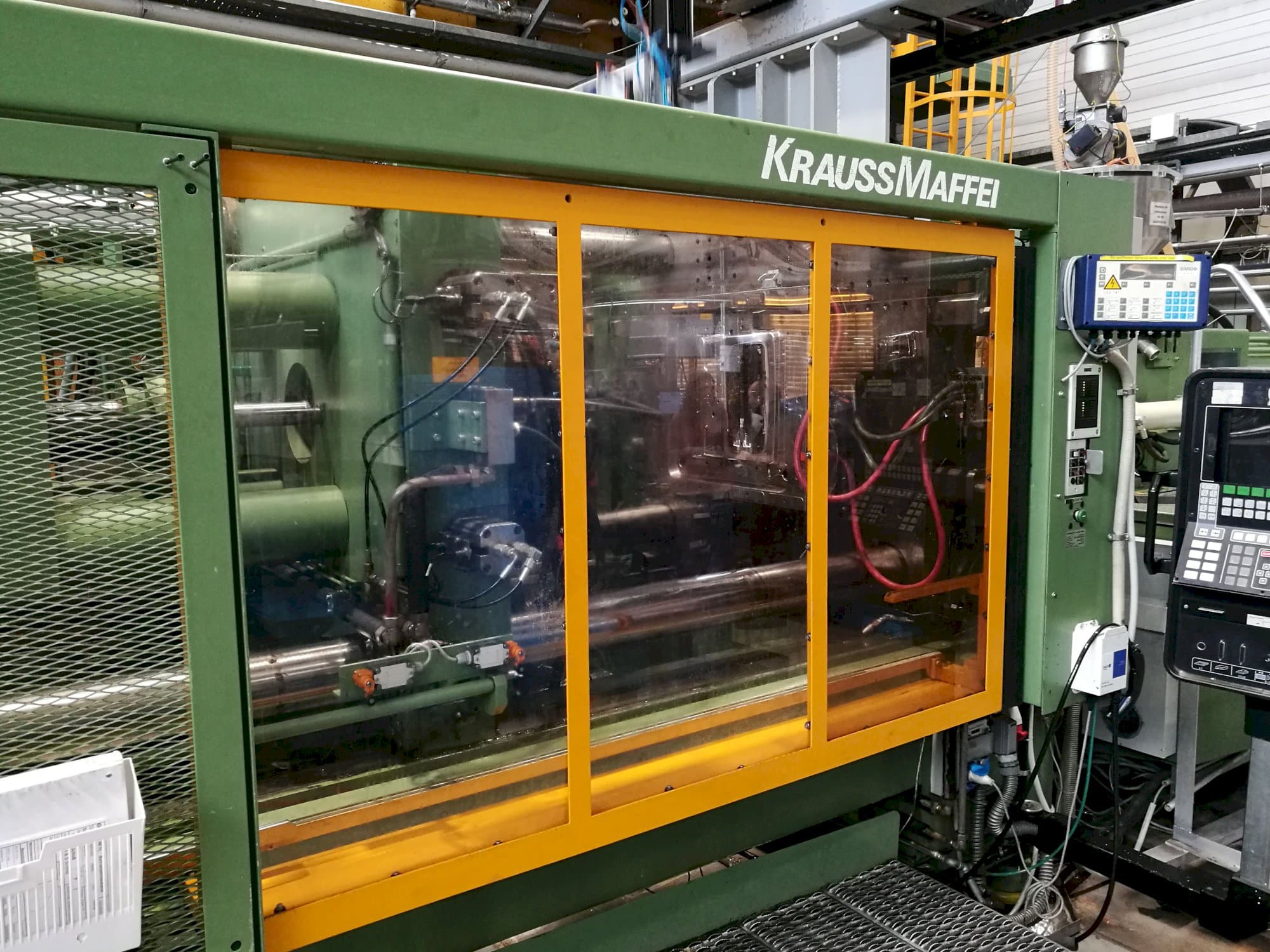 Mašīnas Krauss Maffei 650-2300 B2 skats  no kreisās puses