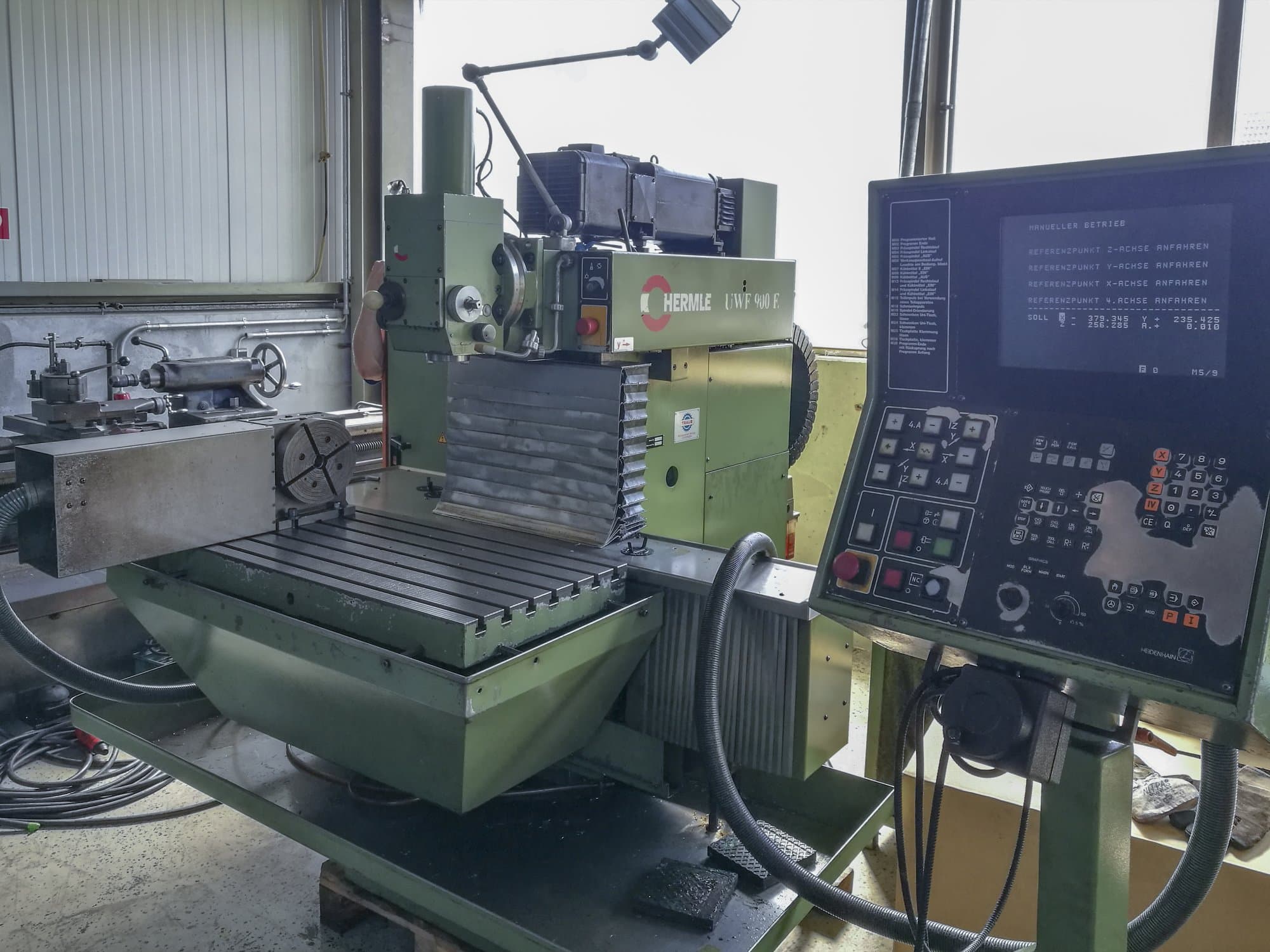 Mašīnas HERMLE UWF 900 E skats  no labās puses