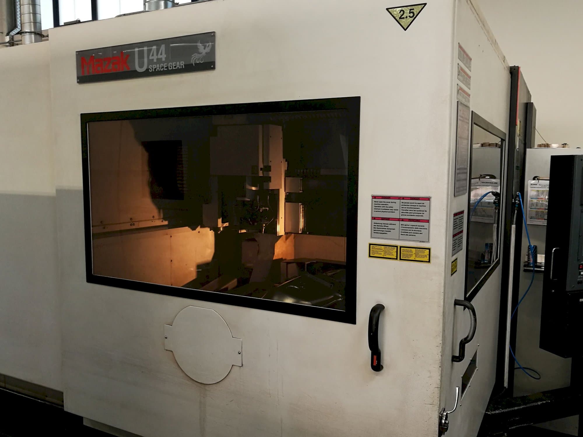 Mašīnas Mazak Space Gear-U44 skats  no kreisās puses