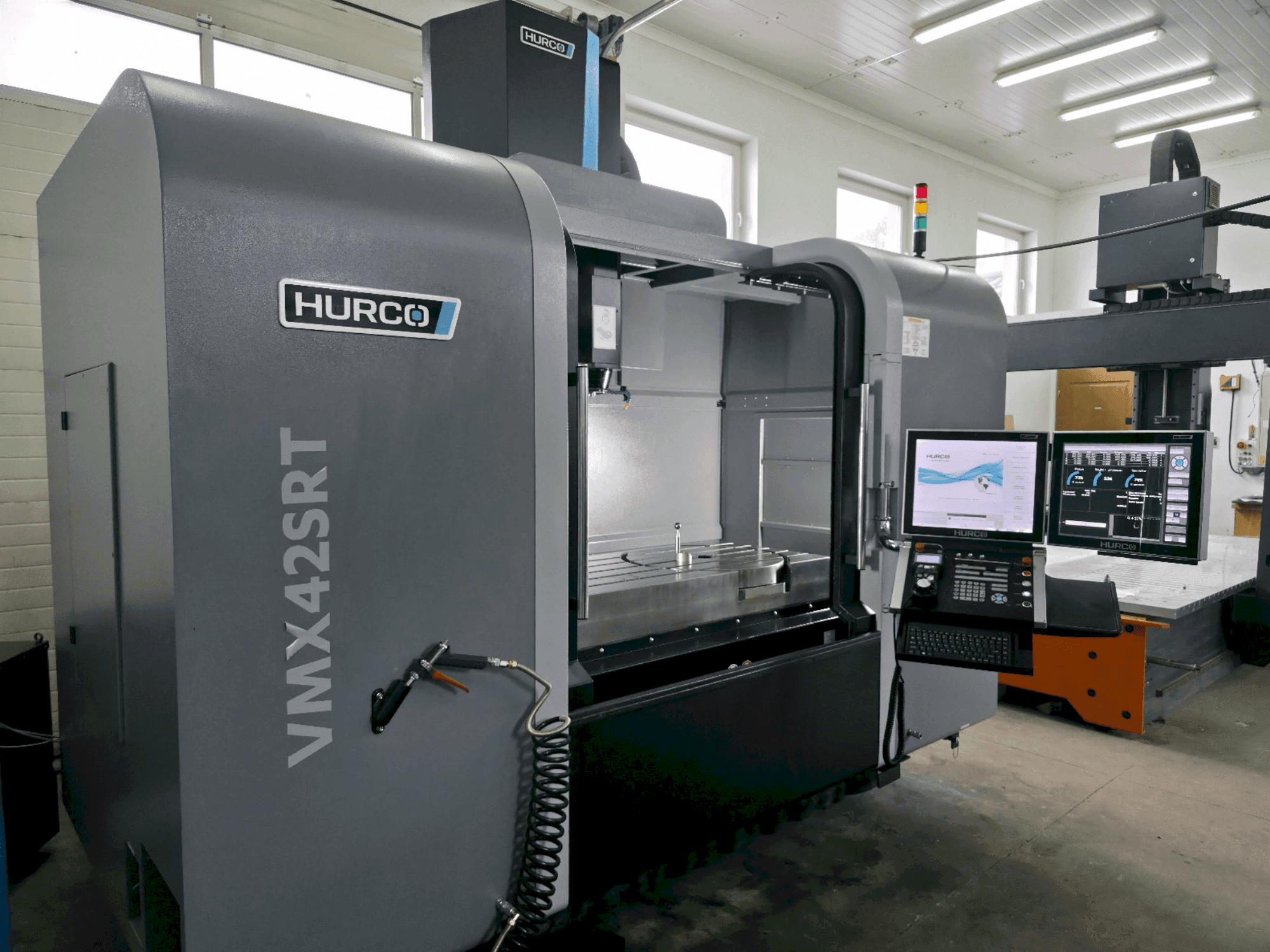 Mašīnas Hurco VMX 42SRTi  pretskats