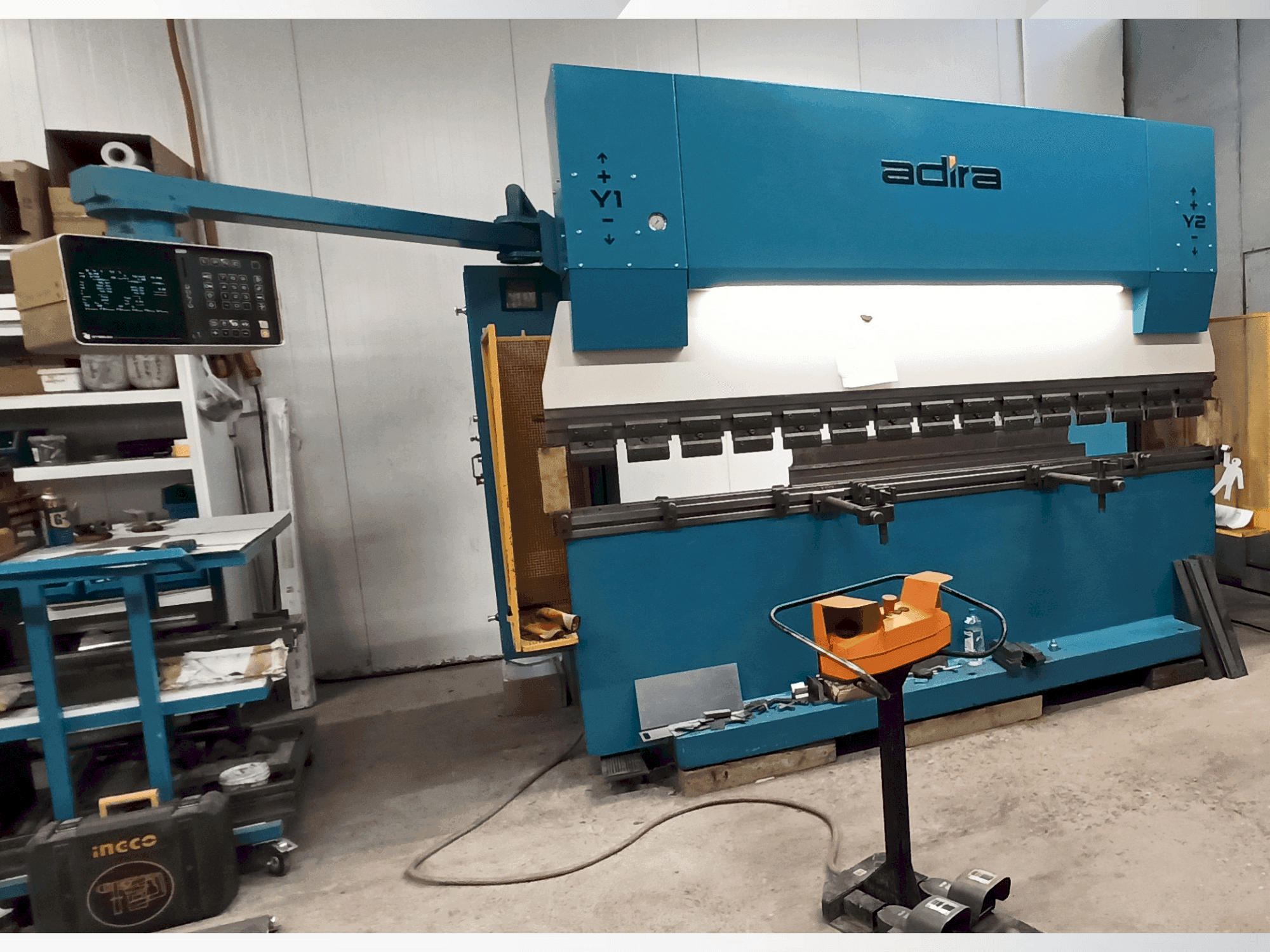 Mašīnas ADIRA QIH-11030 DNC CR  pretskats