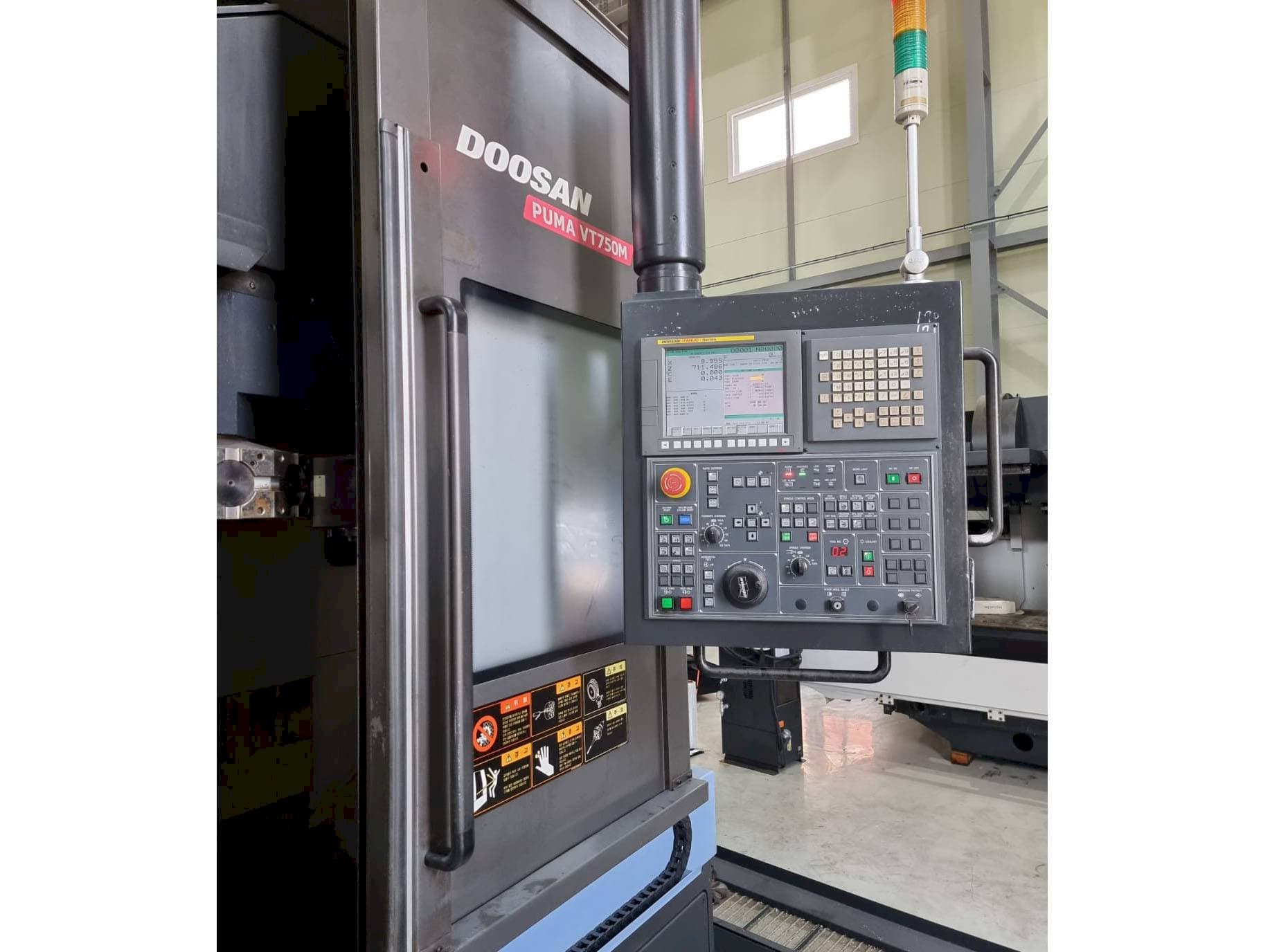 Mašīnas Doosan Puma VT750M kreisās malas  skats