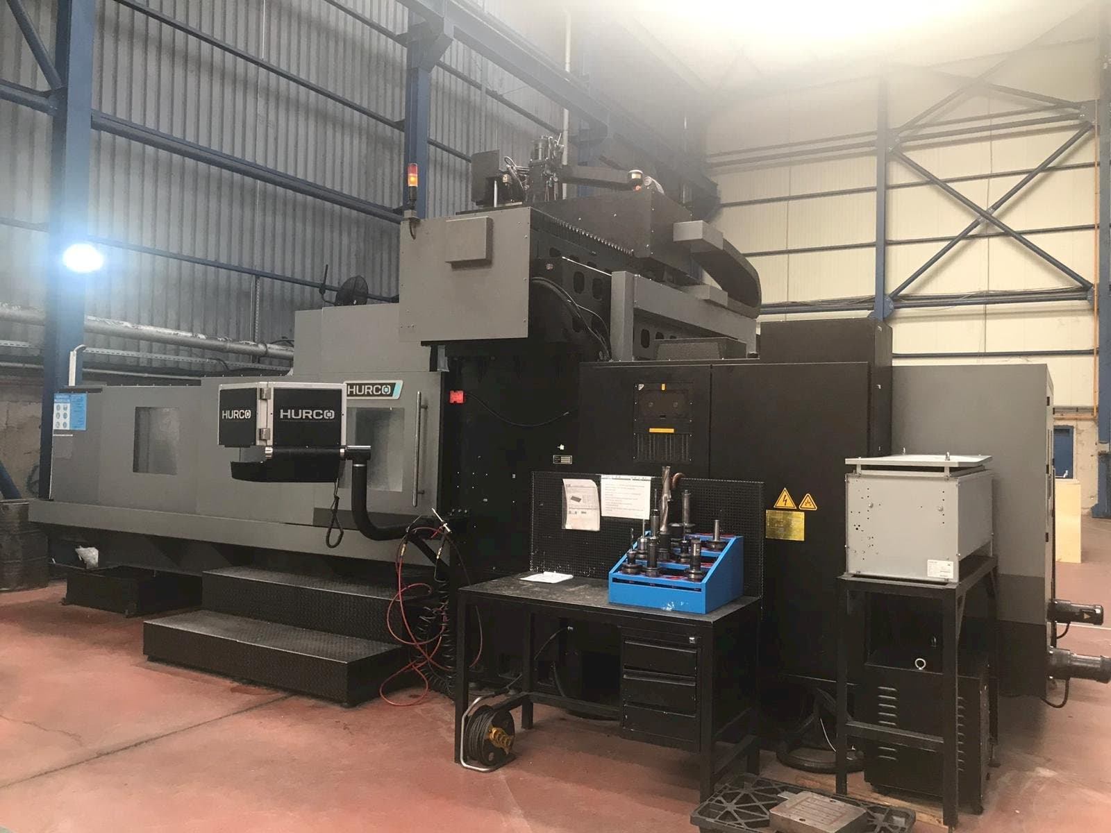 Mašīnas Hurco DCX 32i  pretskats