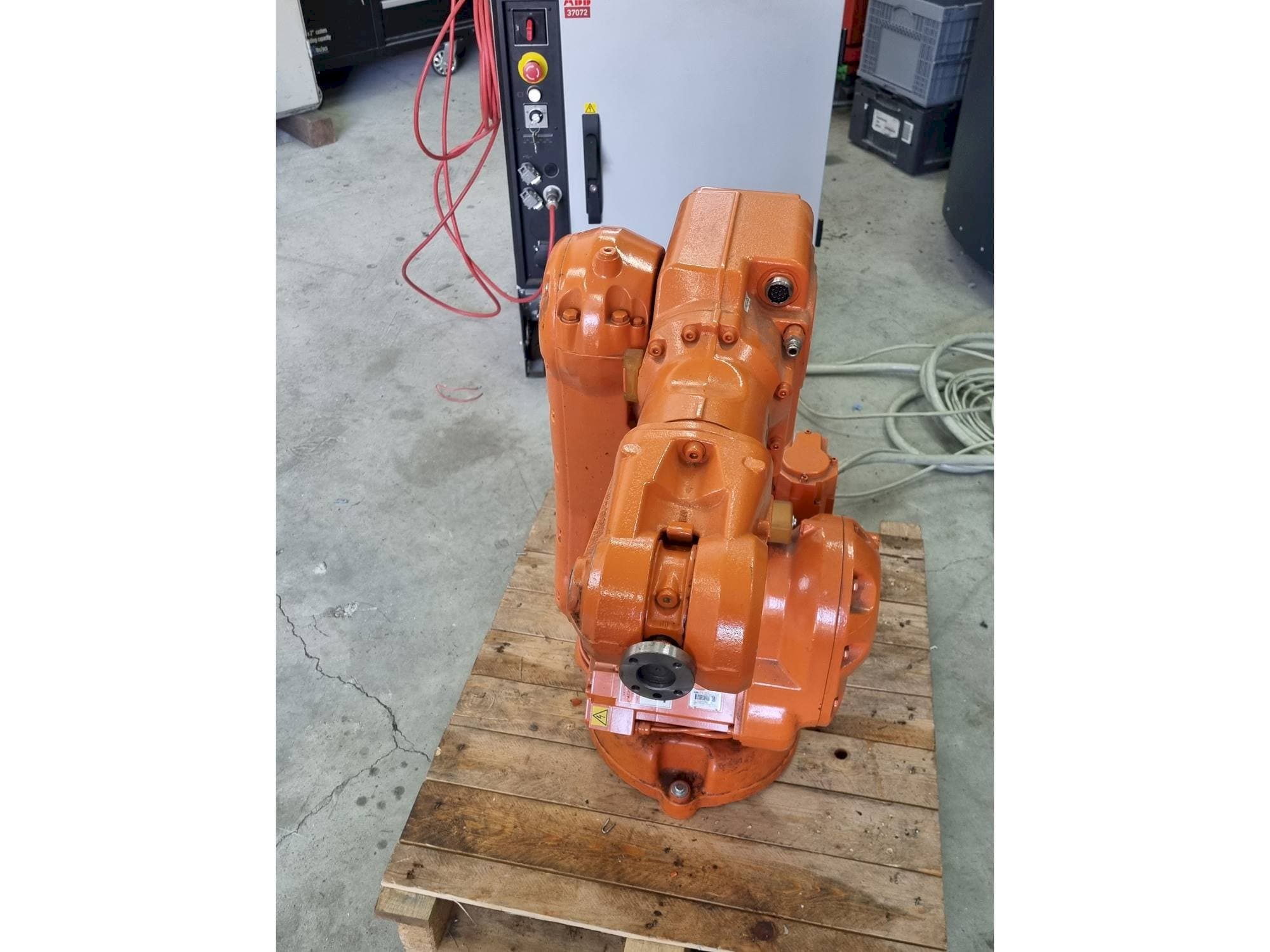 Mašīnas ABB IRB140 - IRC5  pretskats