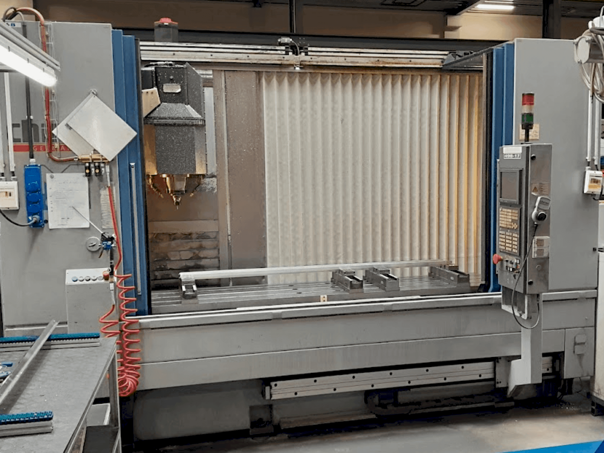 Mašīnas CHIRON MILL 2000  pretskats