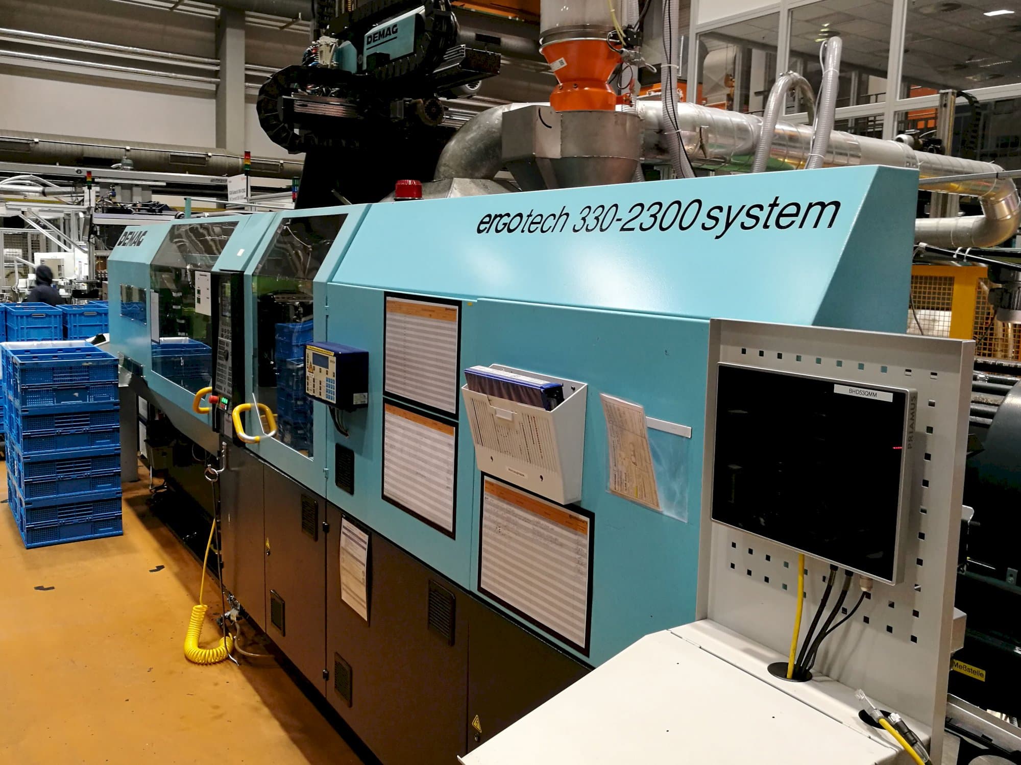 Mašīnas DEMAG Ergotech 330-2300 skats  no labās puses