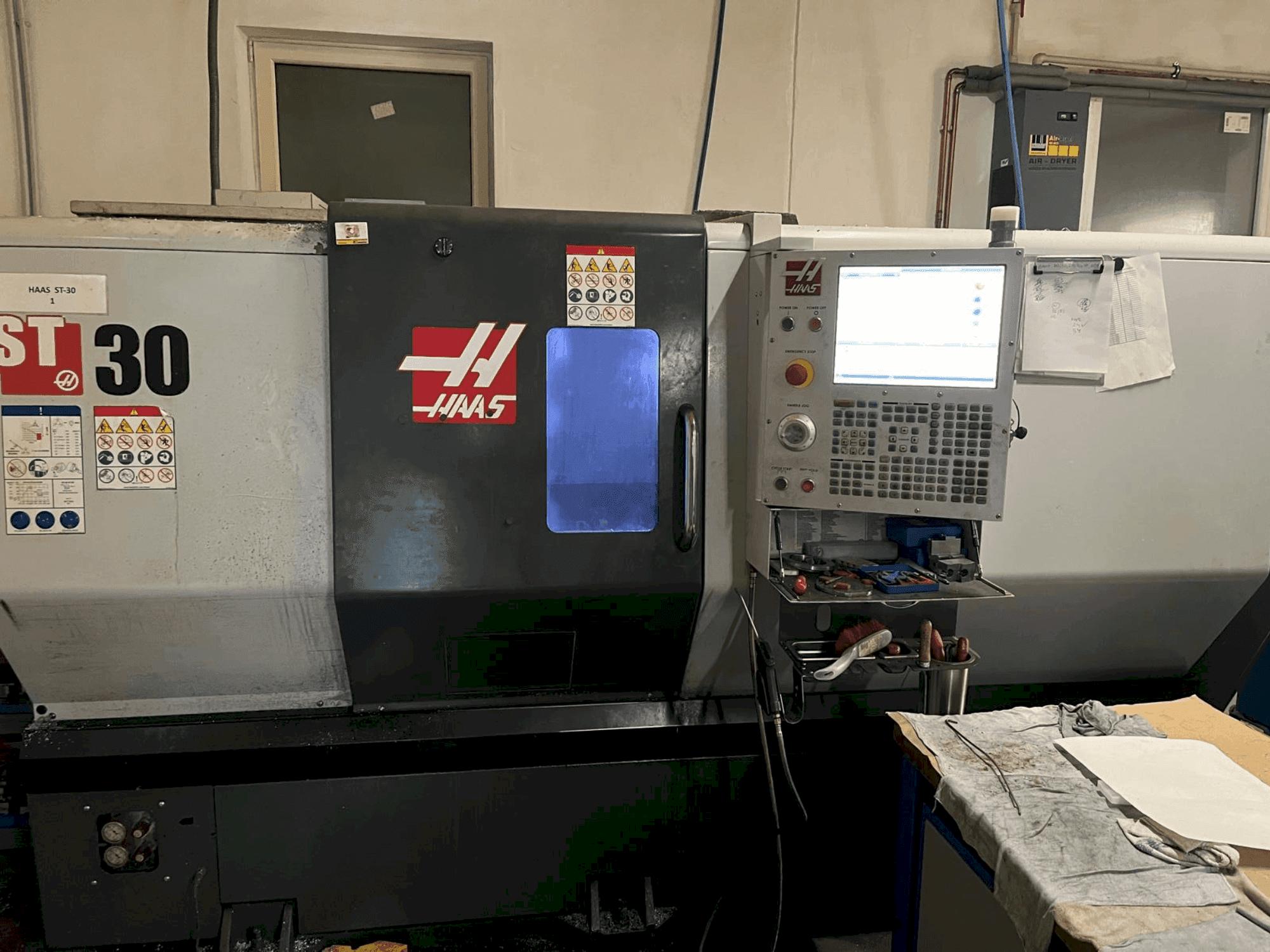 Mašīnas HAAS ST-30  pretskats