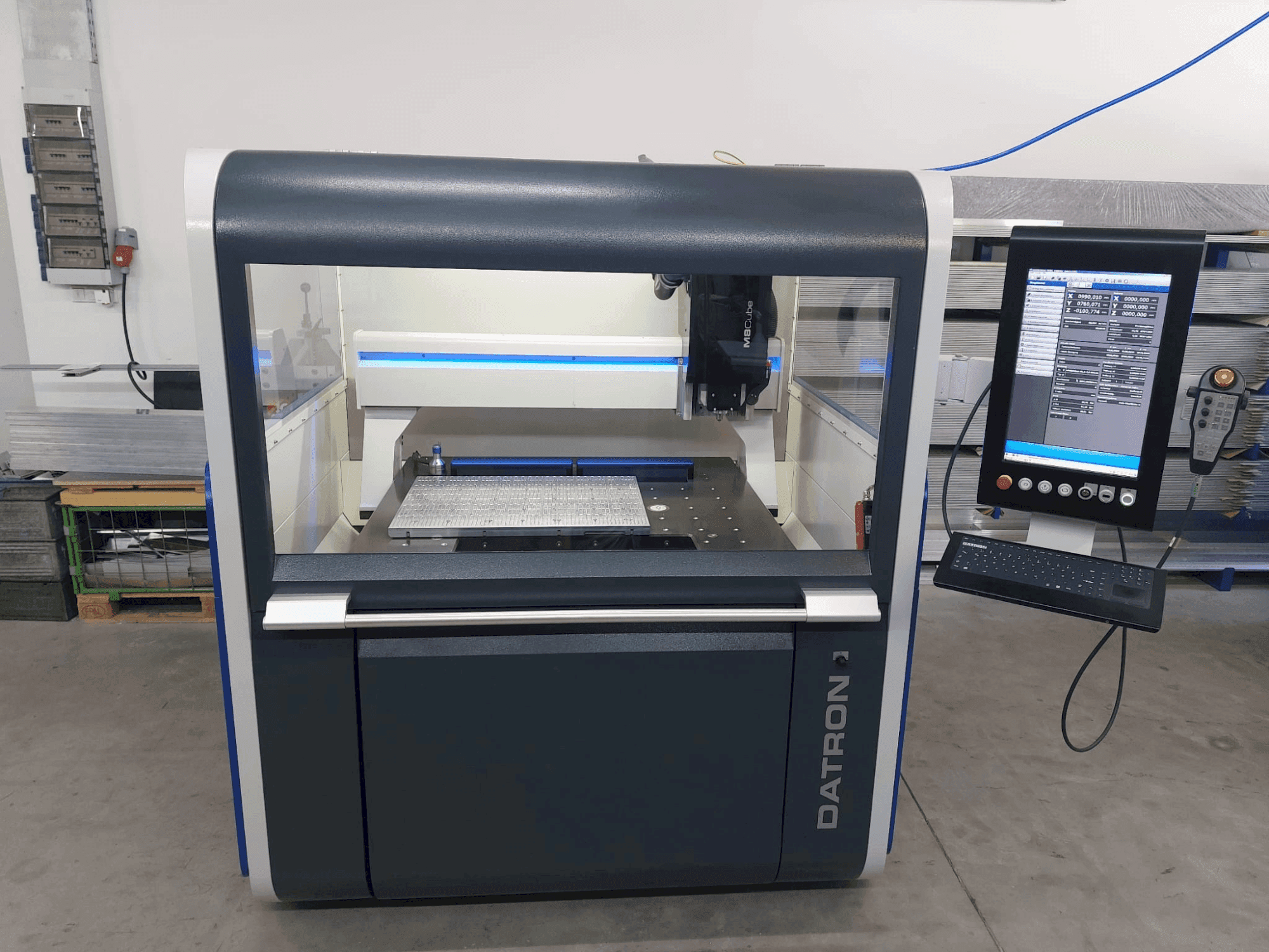 Mašīnas Datron M8 Cube  pretskats