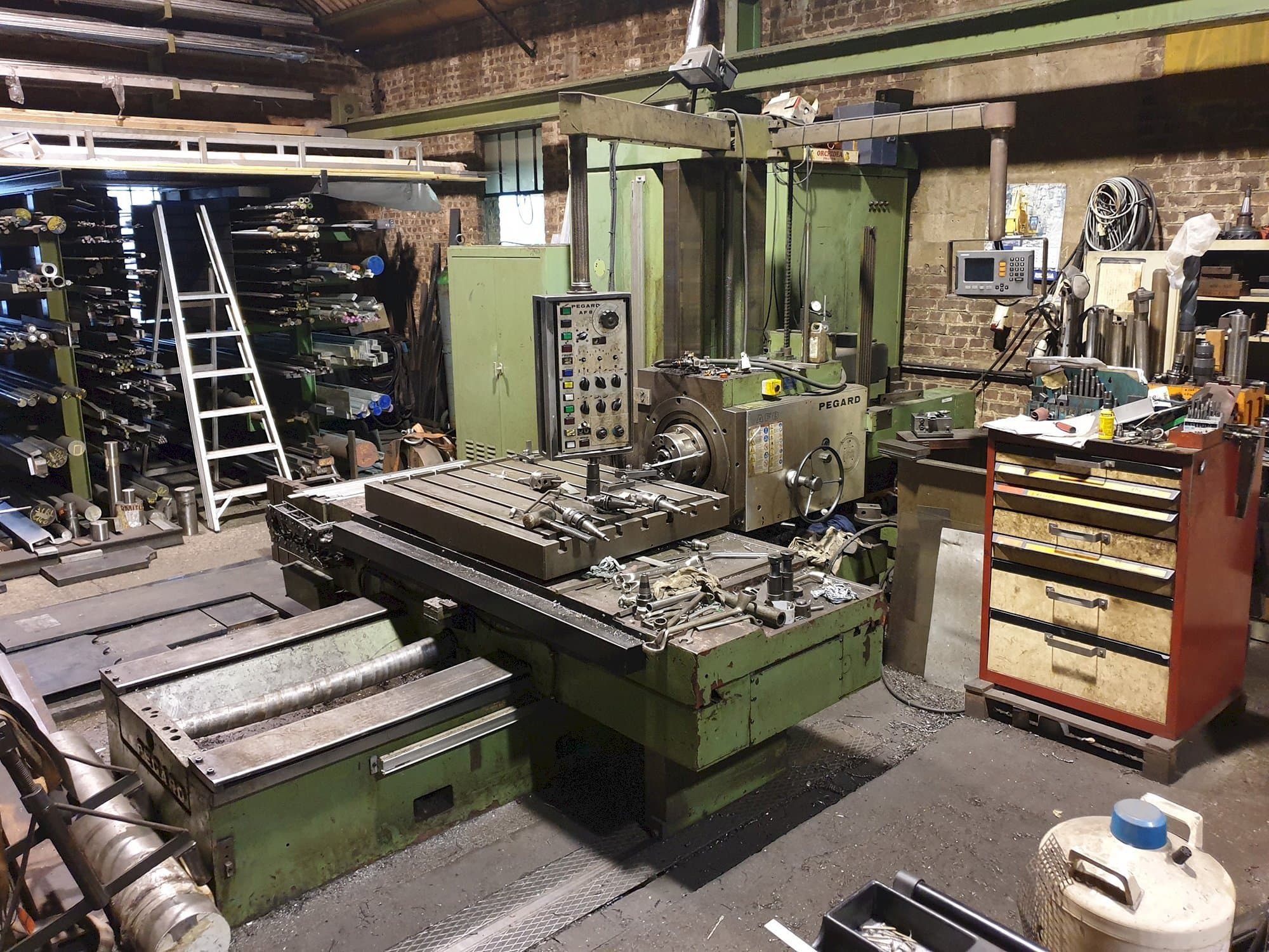 Mašīnas PEGARD AF 8 pretskats