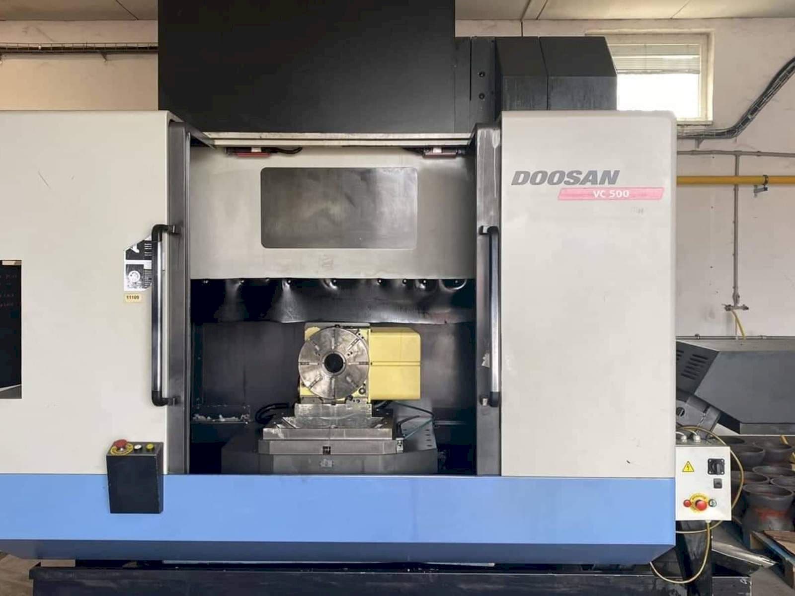 Mašīnas Doosan VC 500  pretskats
