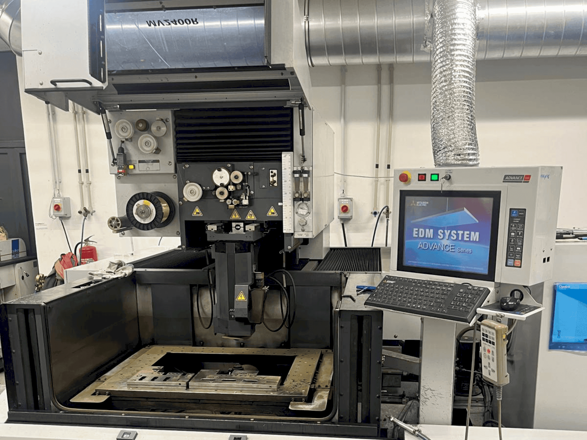 Mašīnas Mitsubishi MV2400 R  pretskats