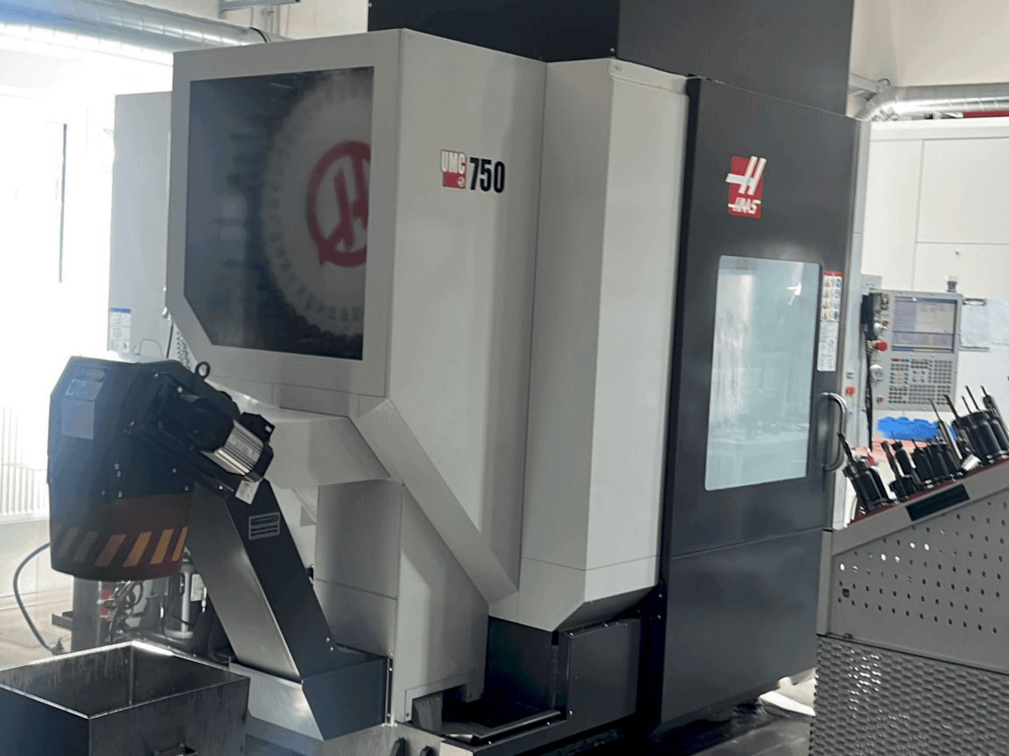 Mašīnas HAAS UMC-750  pretskats