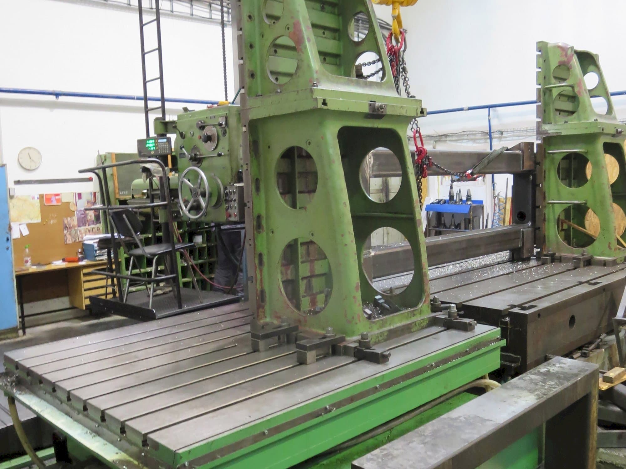 Mašīnas TOS HP 100  pretskats