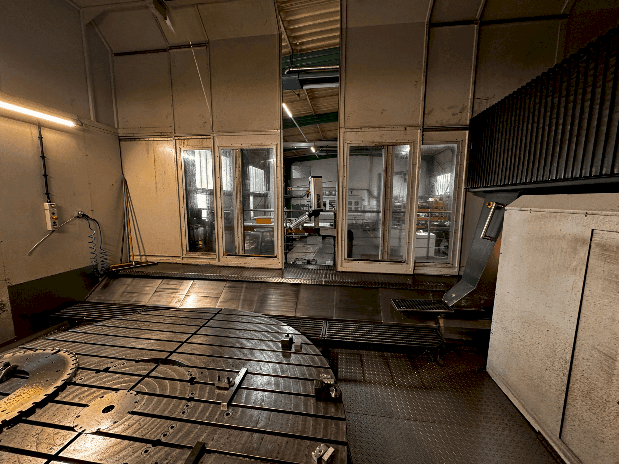 Mašīnas AXA VPC 2800-U  pretskats