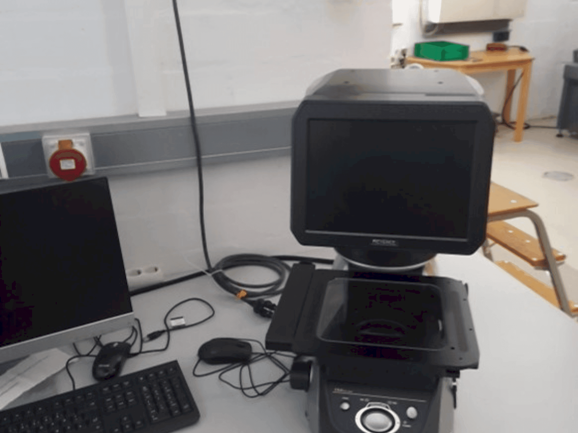 Mašīnas KEYENCE IM-7020  pretskats