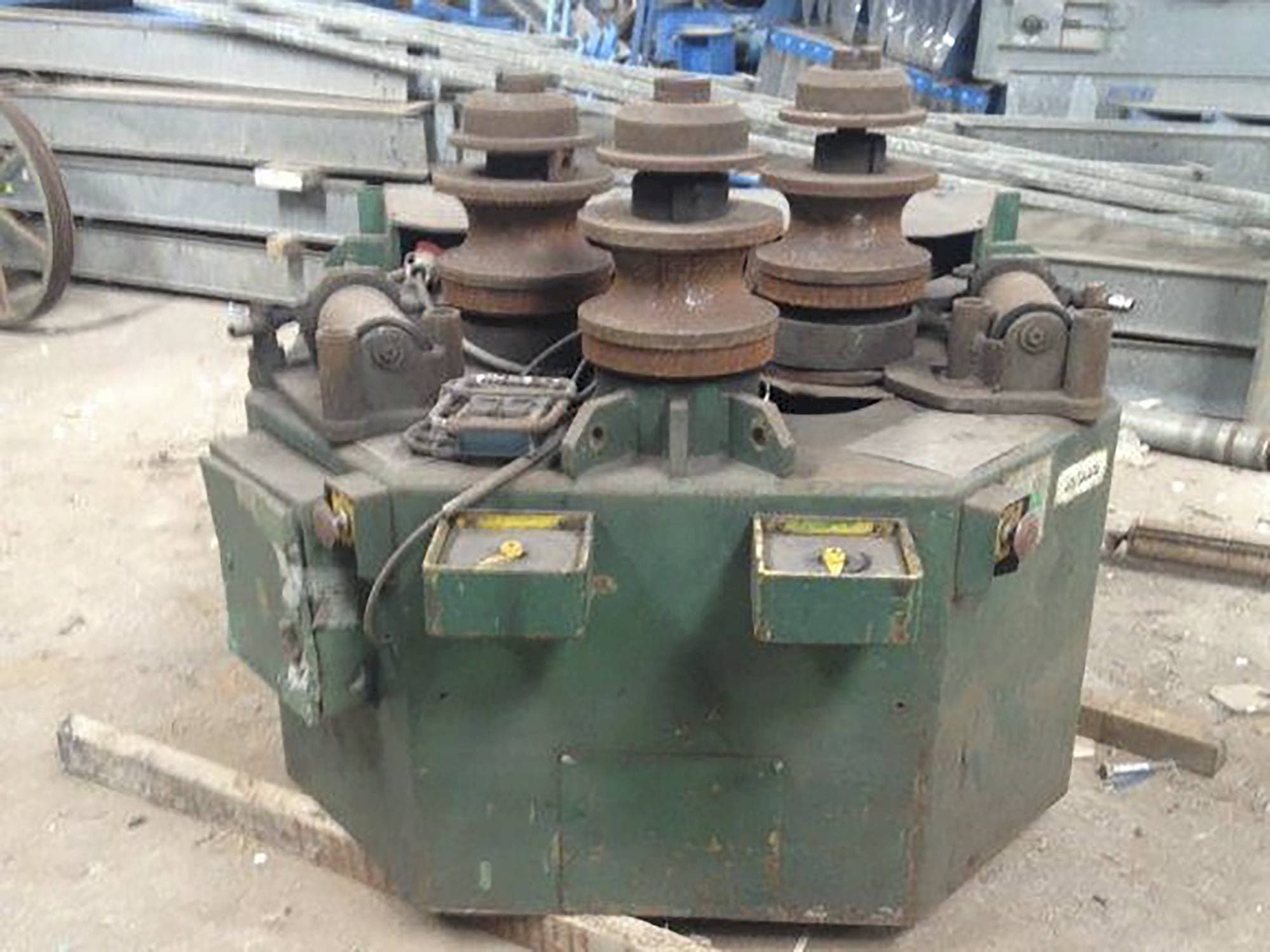 Mašīnas ROUNDO R-5 pretskats