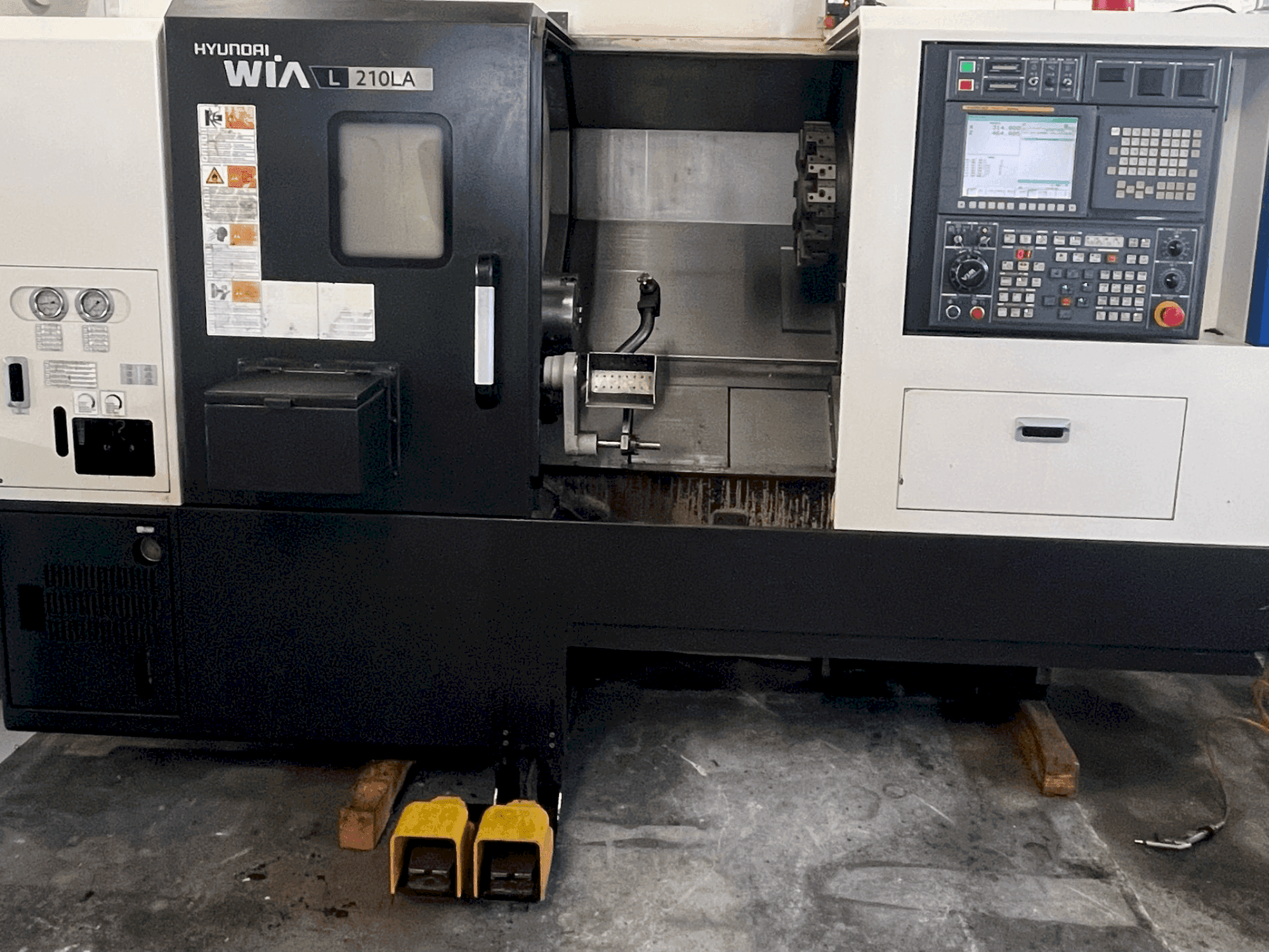 Mašīnas HYUNDAI KIA L 210LA  pretskats