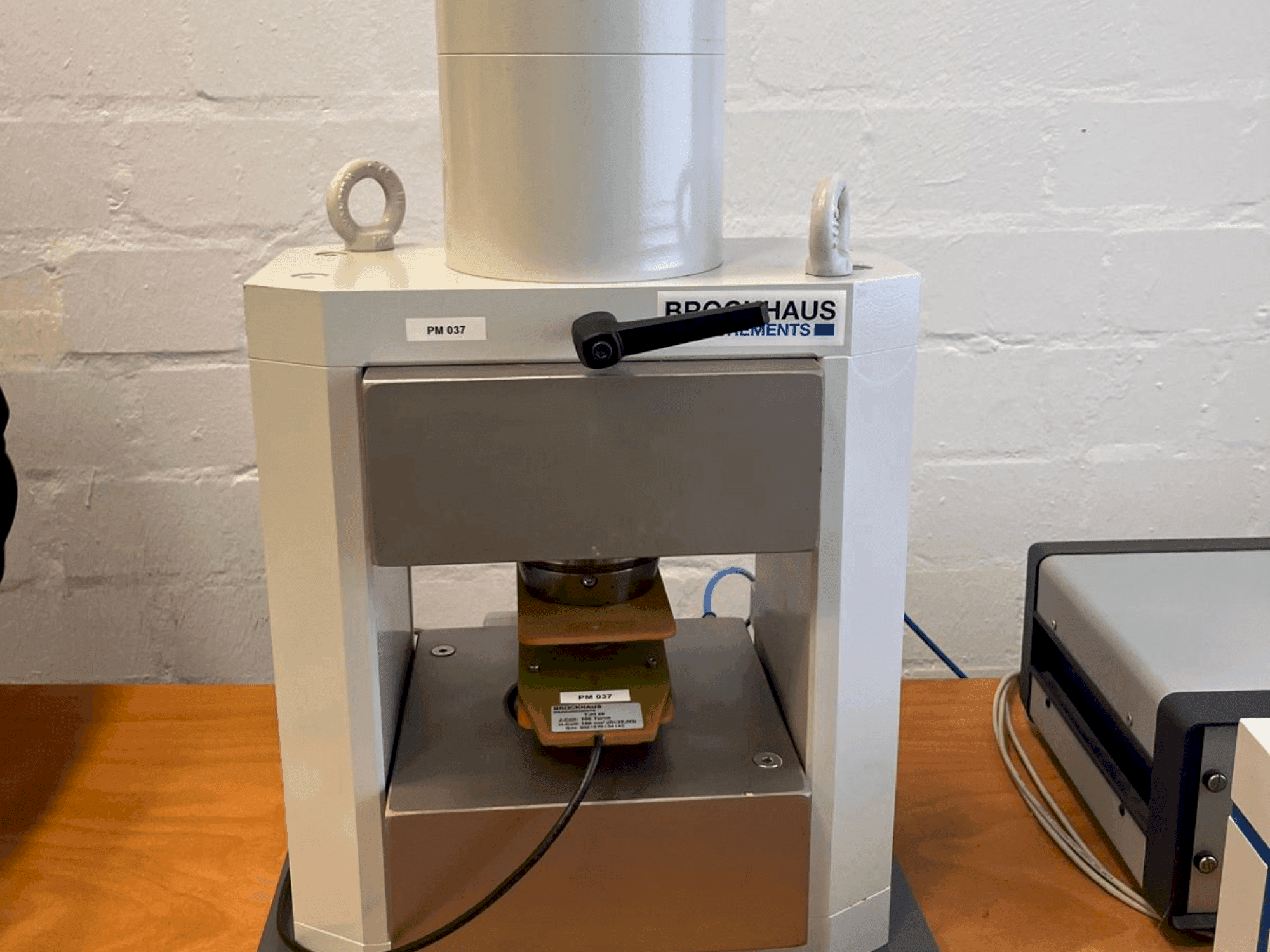 Mašīnas BROCKHAUS HG200 D  pretskats