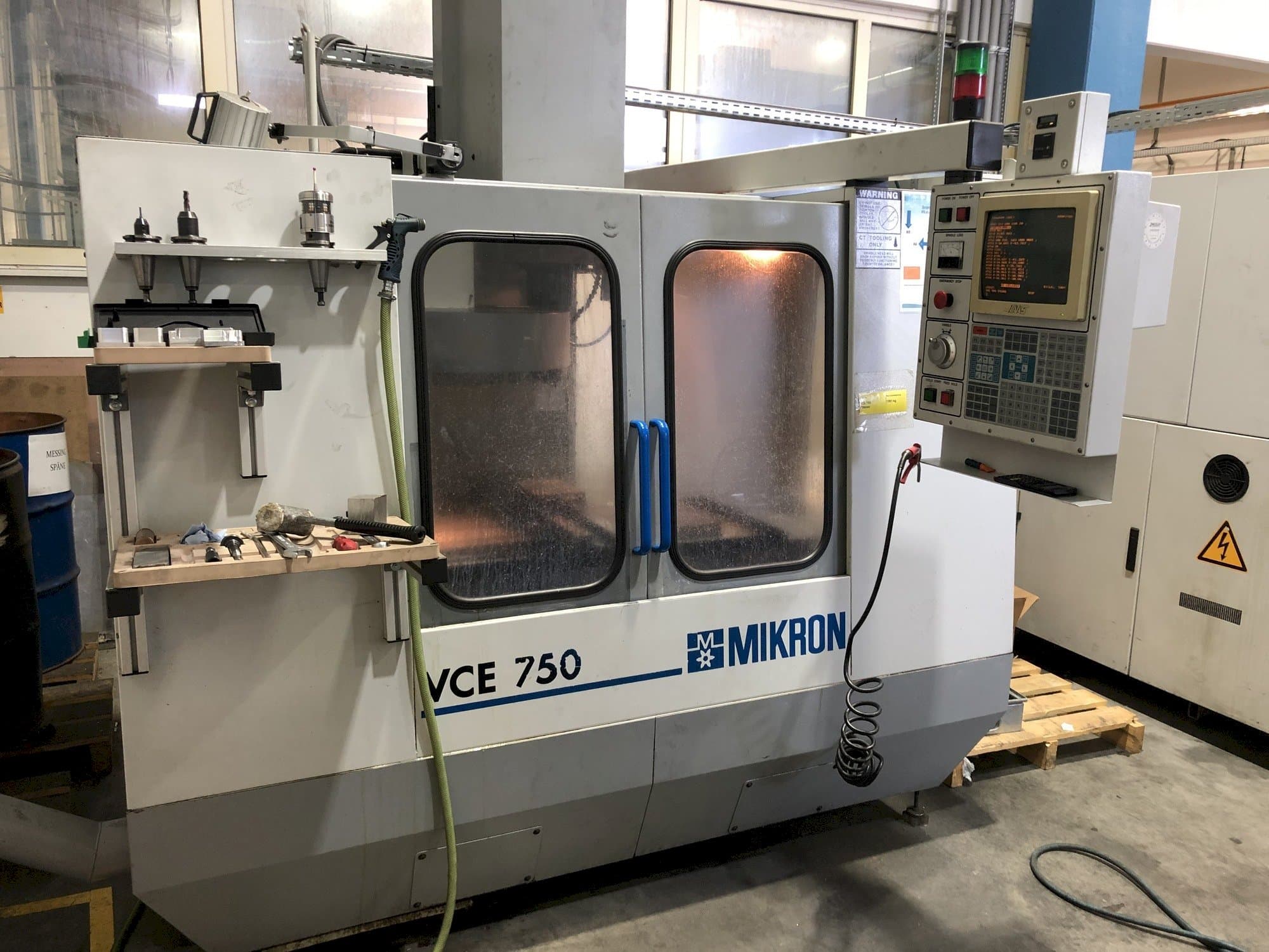 Mašīnas MIKRON VCE 750  pretskats