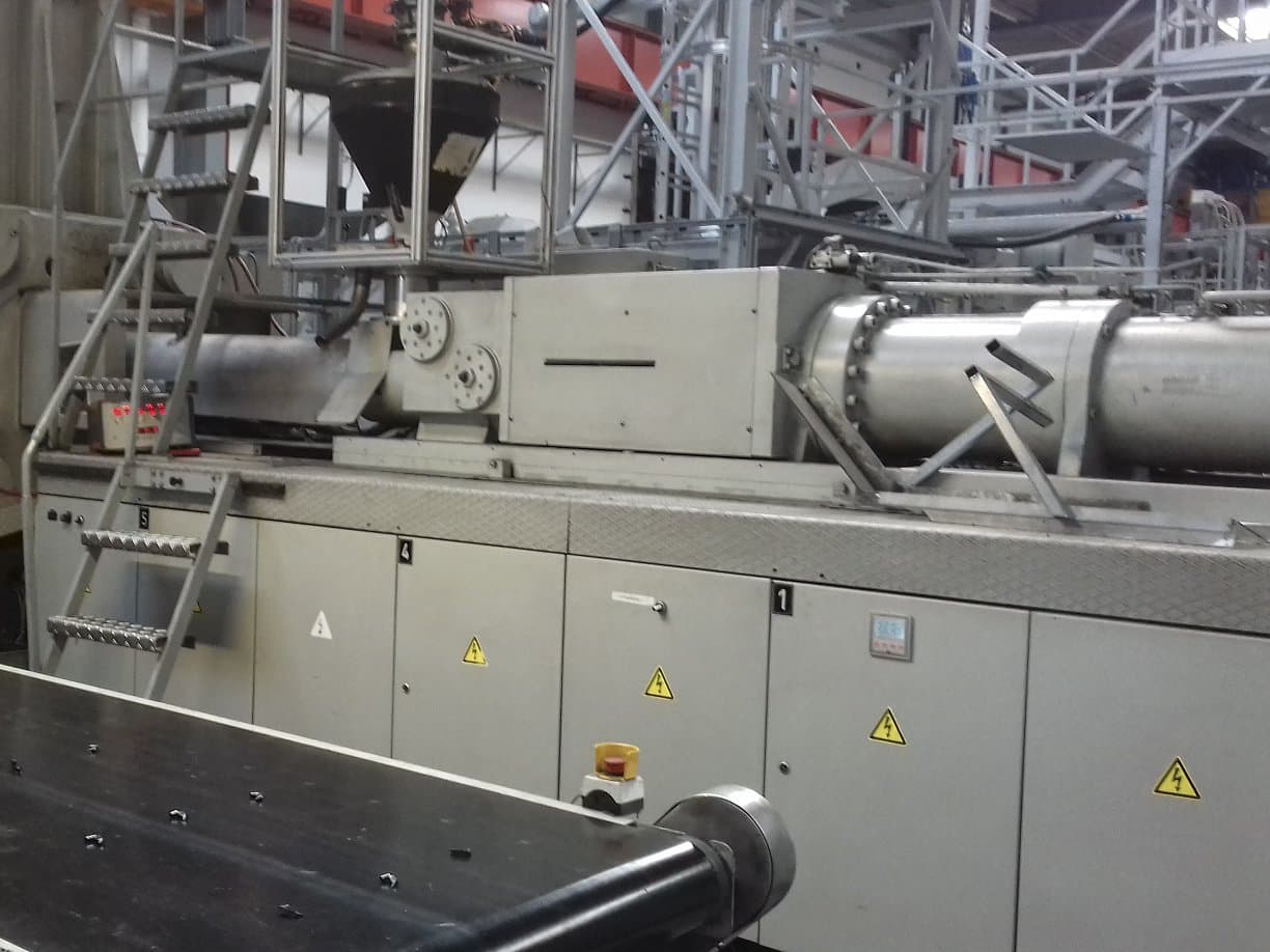 Mašīnas Krauss Maffei 650-4350 BM labās malas skats