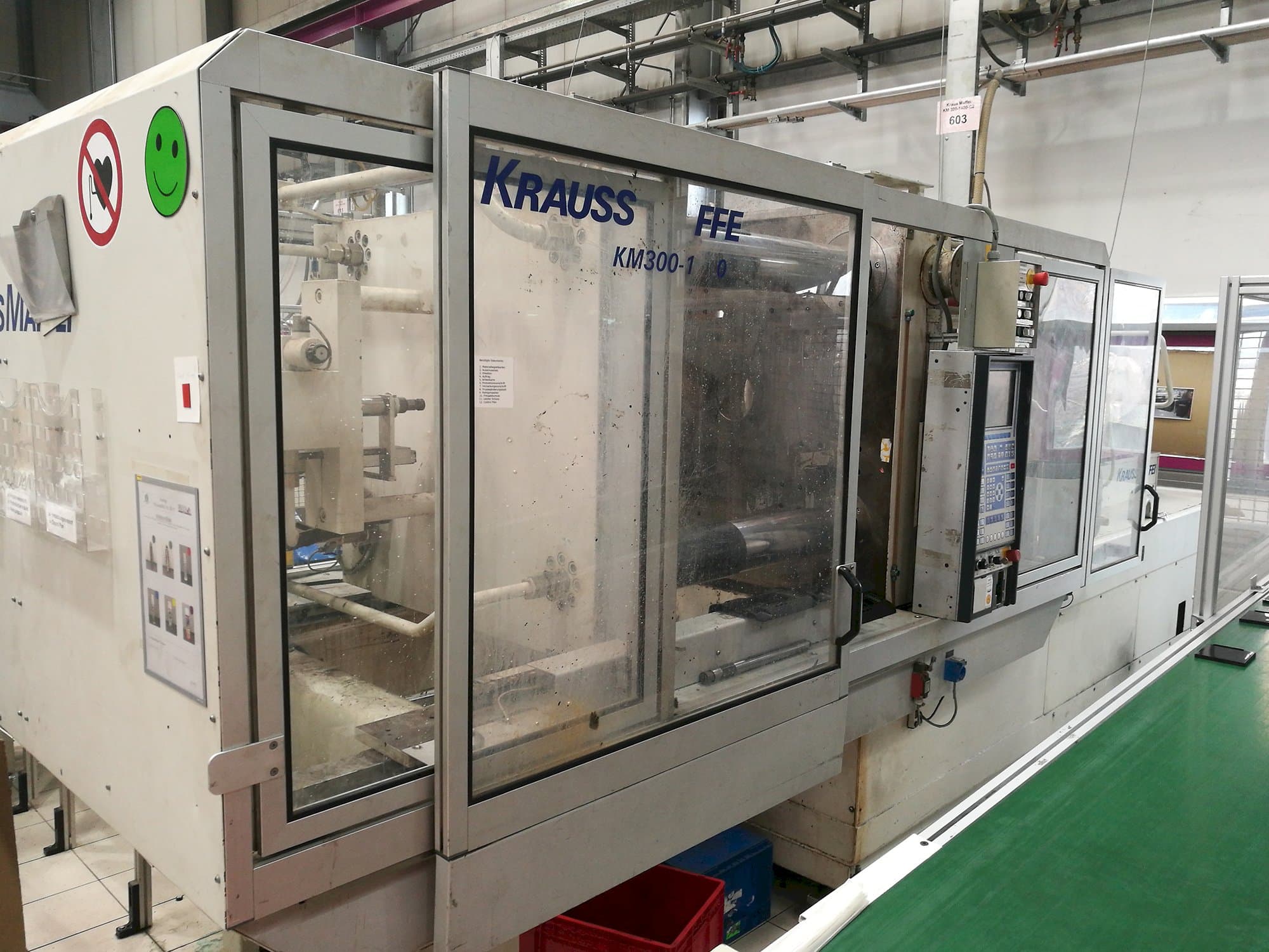 Mašīnas Krauss Maffei skats KM 300-1400 C2 no kreisās puses
