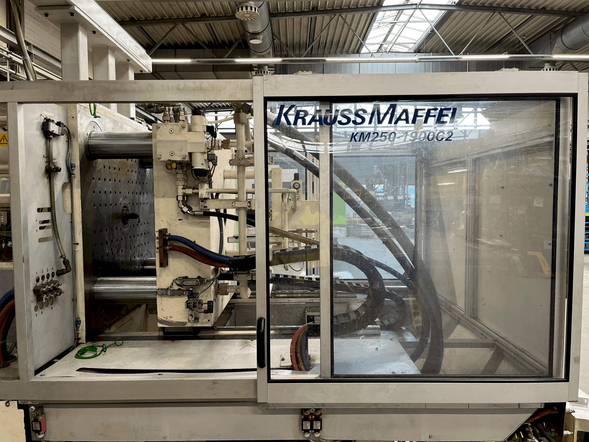 Mašīnas Krauss Maffei 250-1900 C2  pretskats