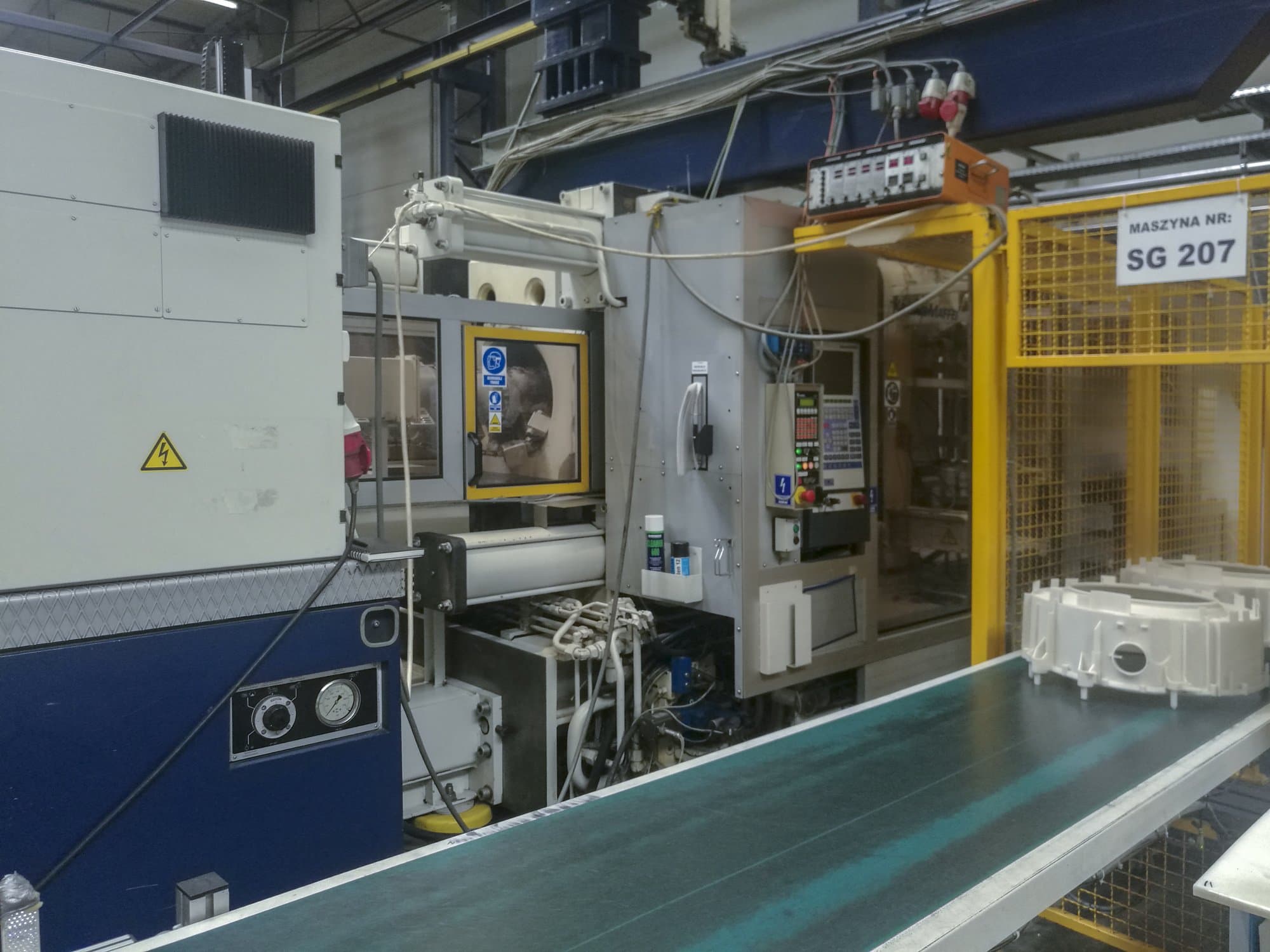 Mašīnas Krauss Maffei 800-8000 MC skats  no kreisās puses