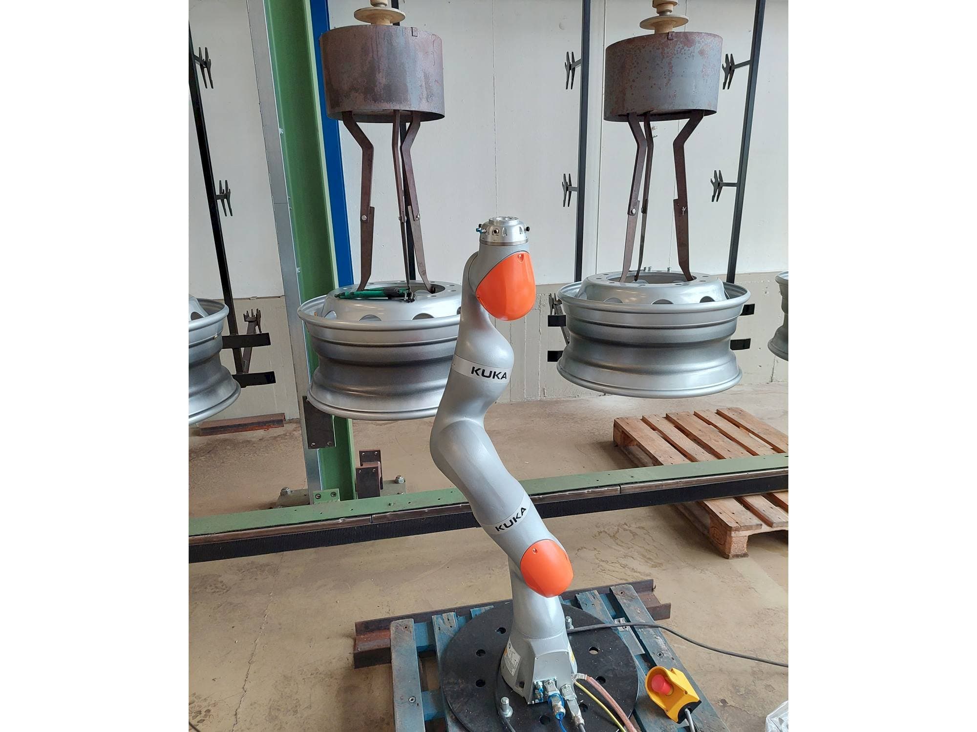 Mašīnas KUKA LBR iiwa 7  pretskats