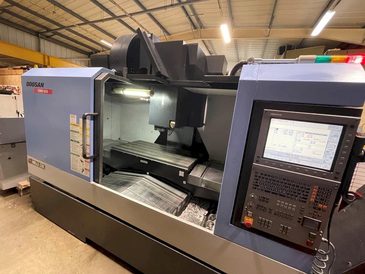 Mašīnas Doosan DNM650  pretskats