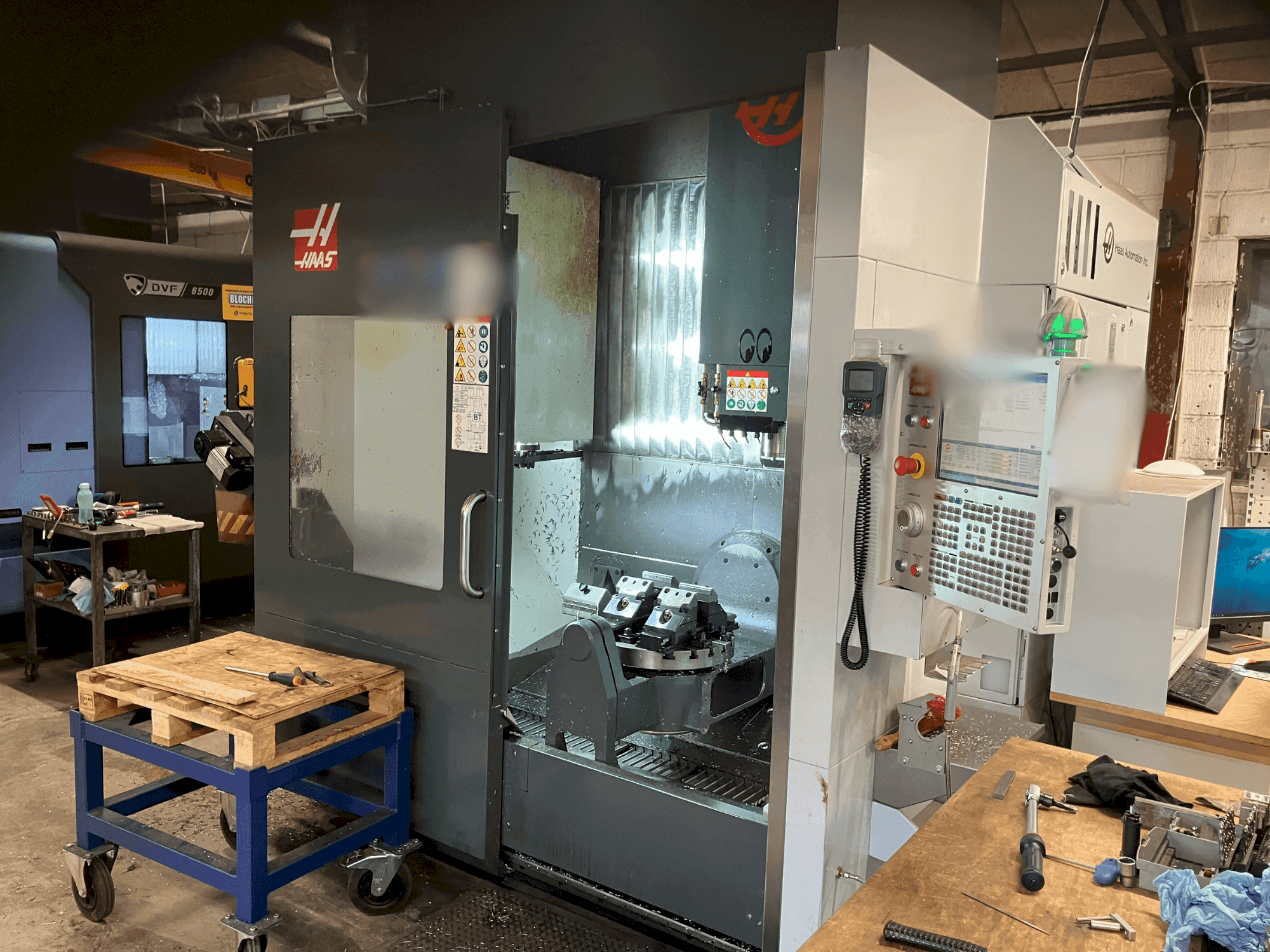 Mašīnas HAAS UMC-750  pretskats
