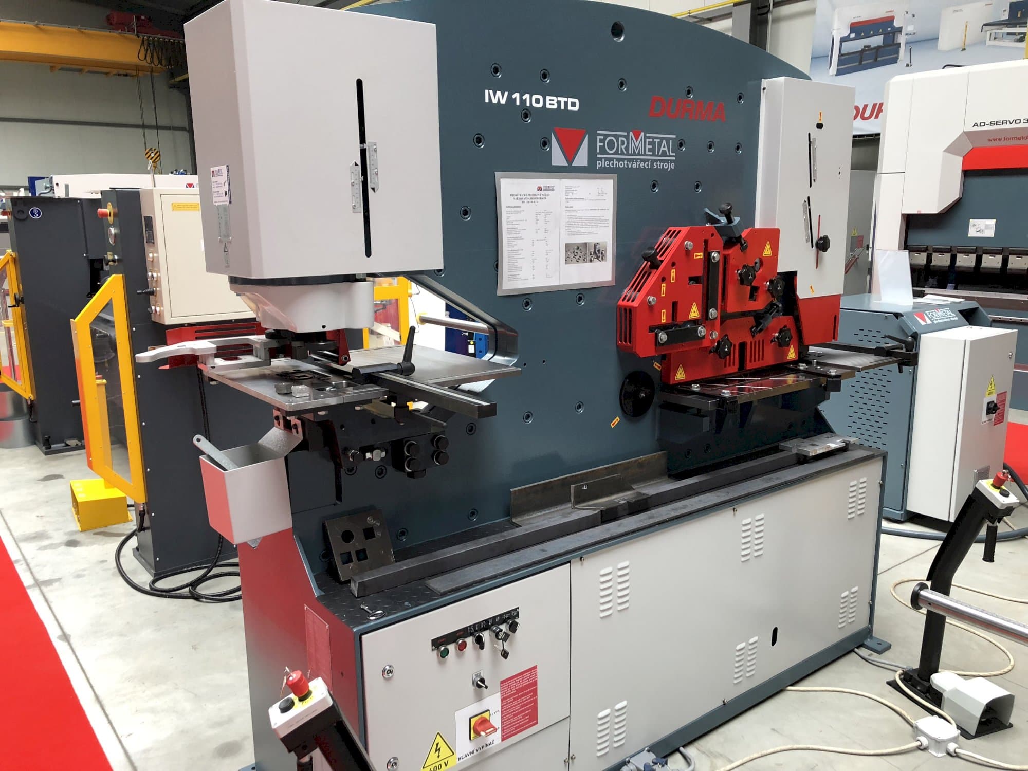 Mašīnas Durma IW 110/180 BTD skats  no kreisās puses