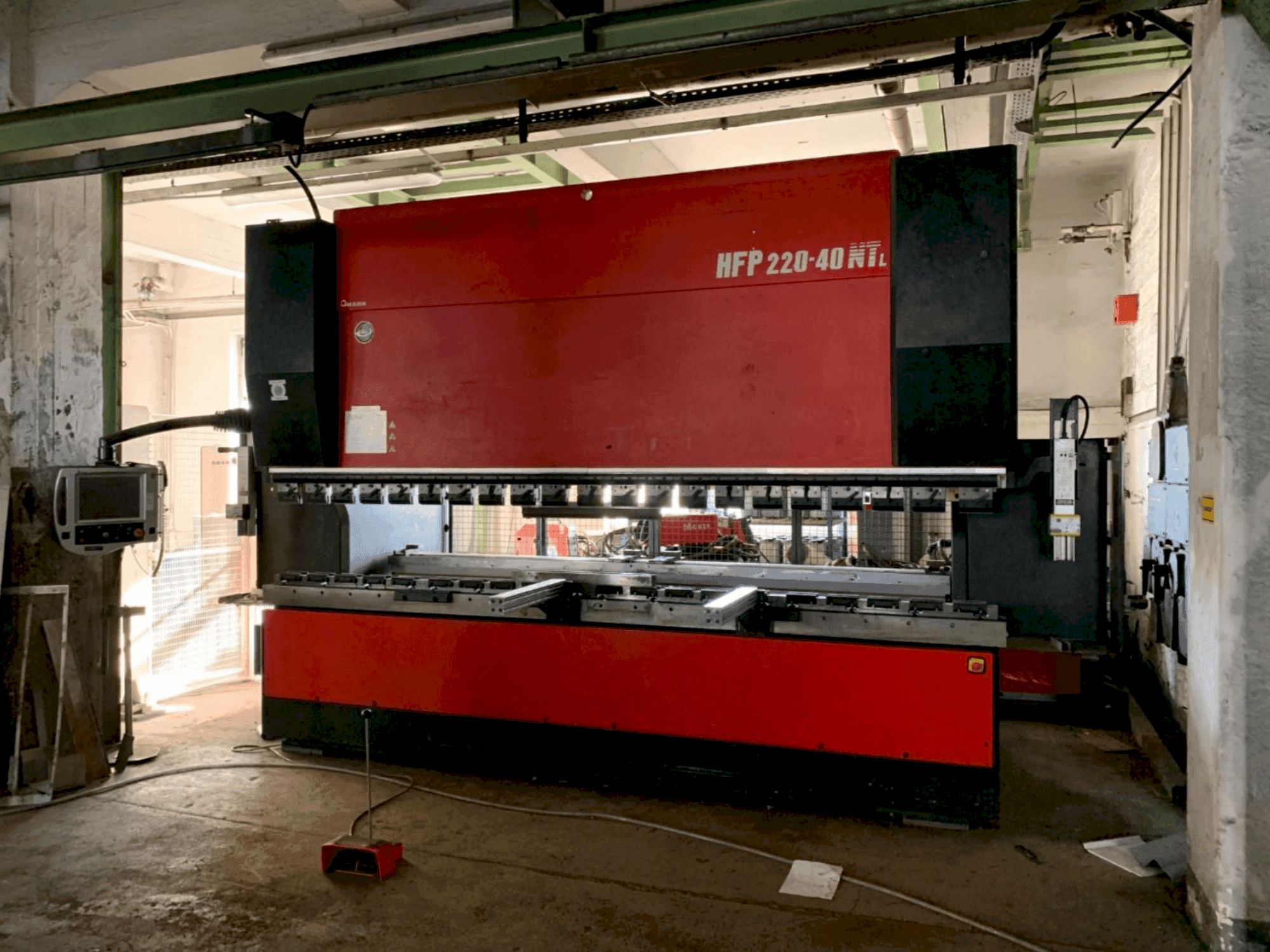 Mašīnas AMADA HFP NT 220-4L  pretskats