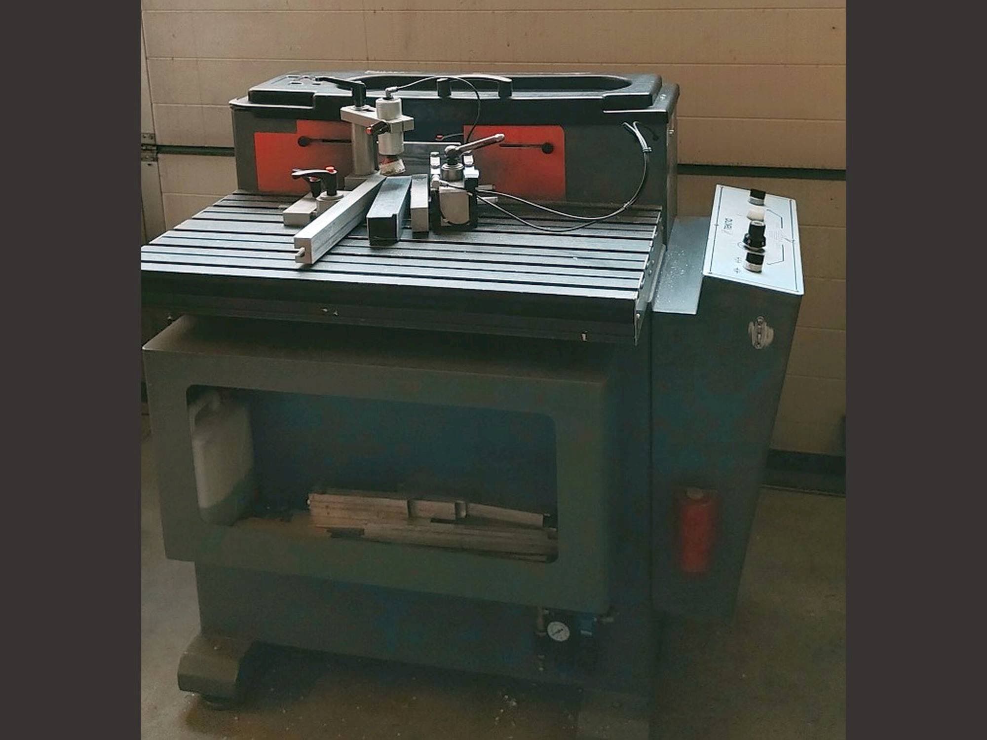 Mašīnas Tekna TK661 kreisās malas  skats