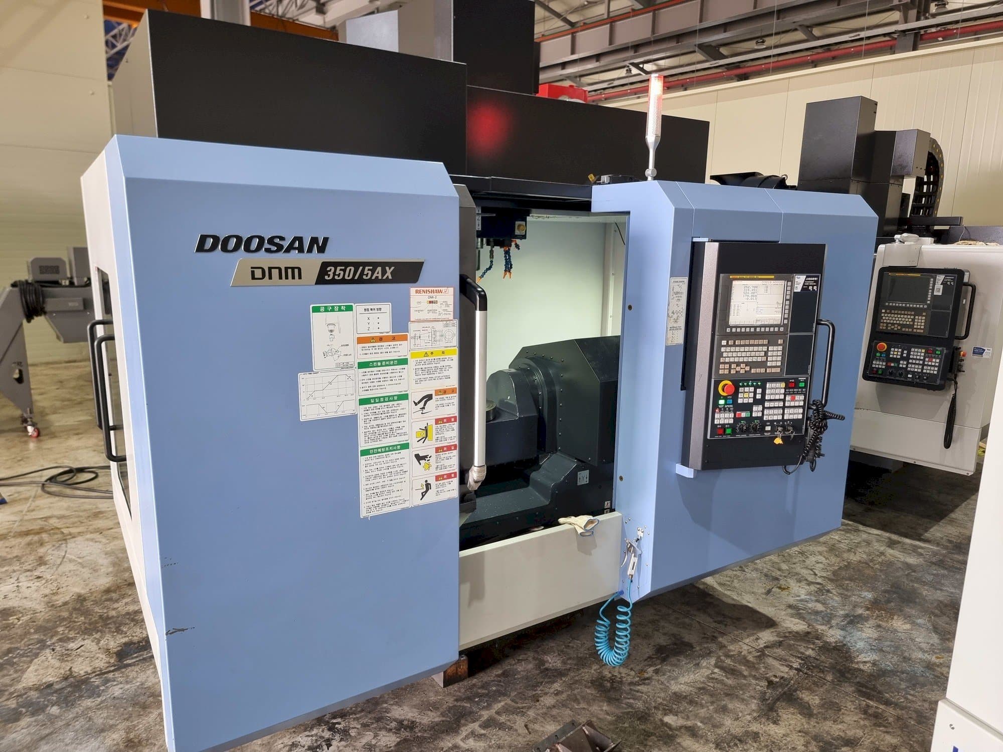 Mašīnas Doosan DNM350/5AX  pretskats