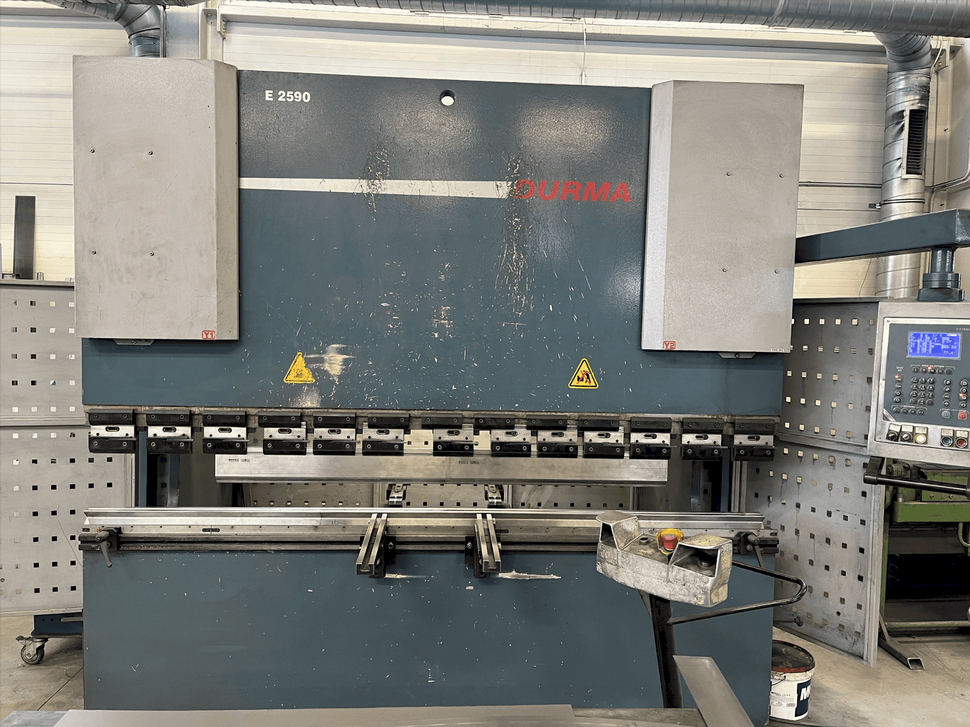 Mašīnas Durma E 2590  pretskats
