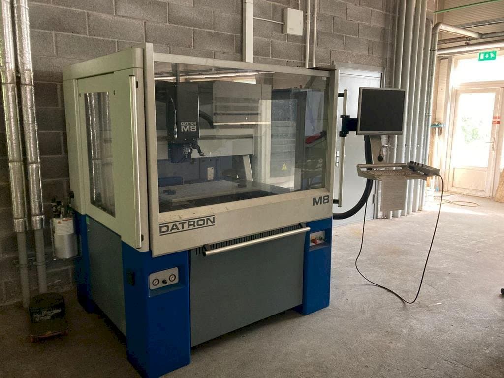 Mašīnas Datron M8A  pretskats