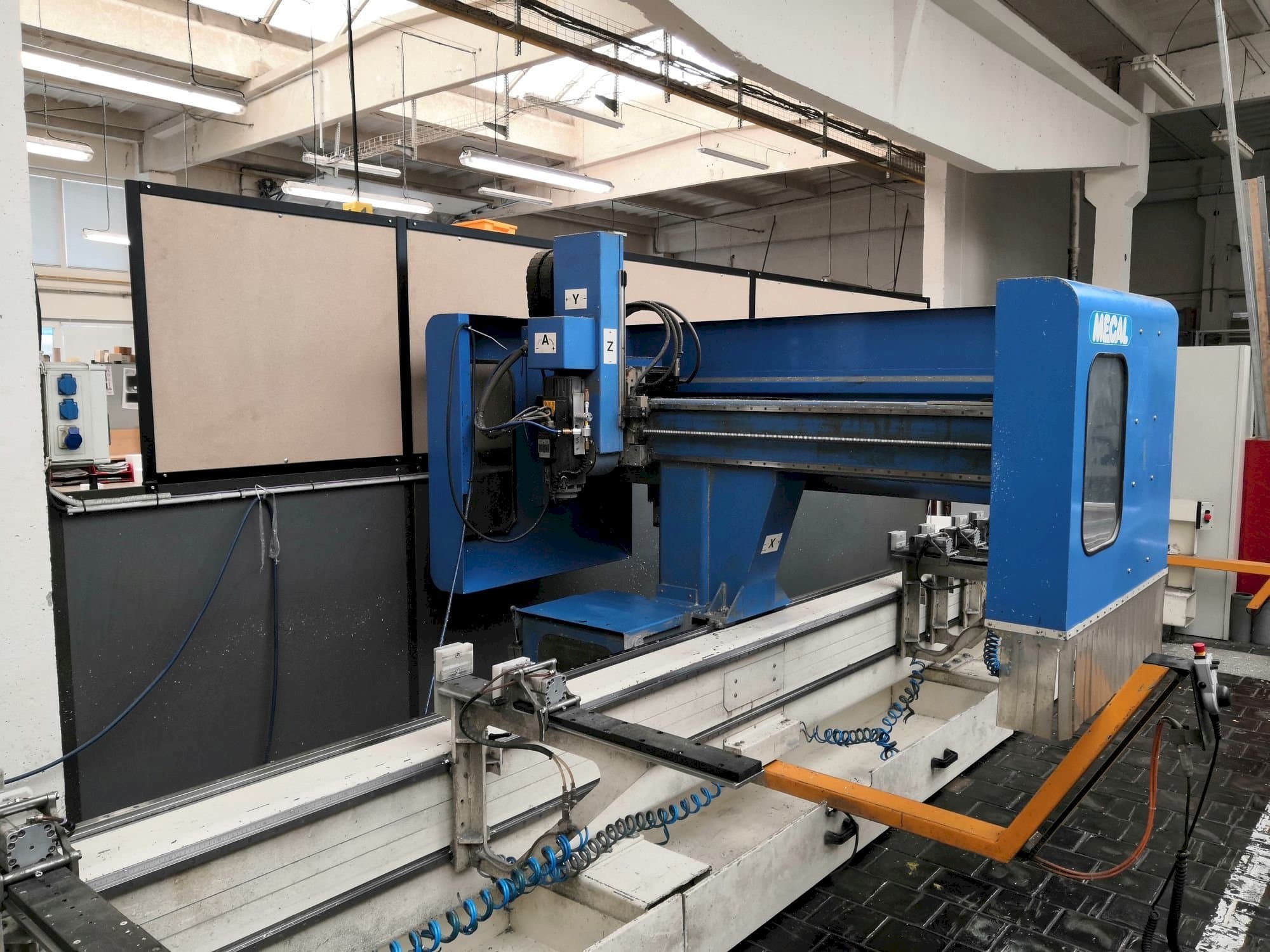 Mašīnas MECAL MC 304 Pioneer 3  pretskats