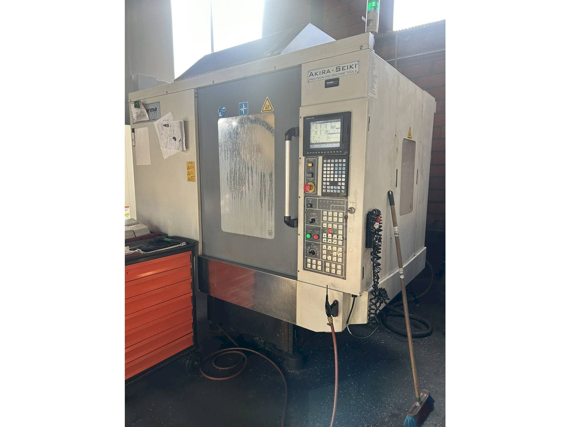 Mašīnas Akira Seiki PC700  pretskats