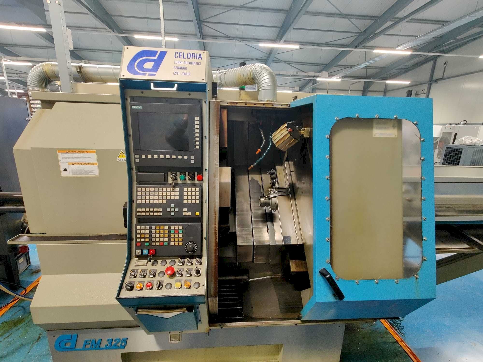 Mašīnas Celoria CD/FM 325  pretskats